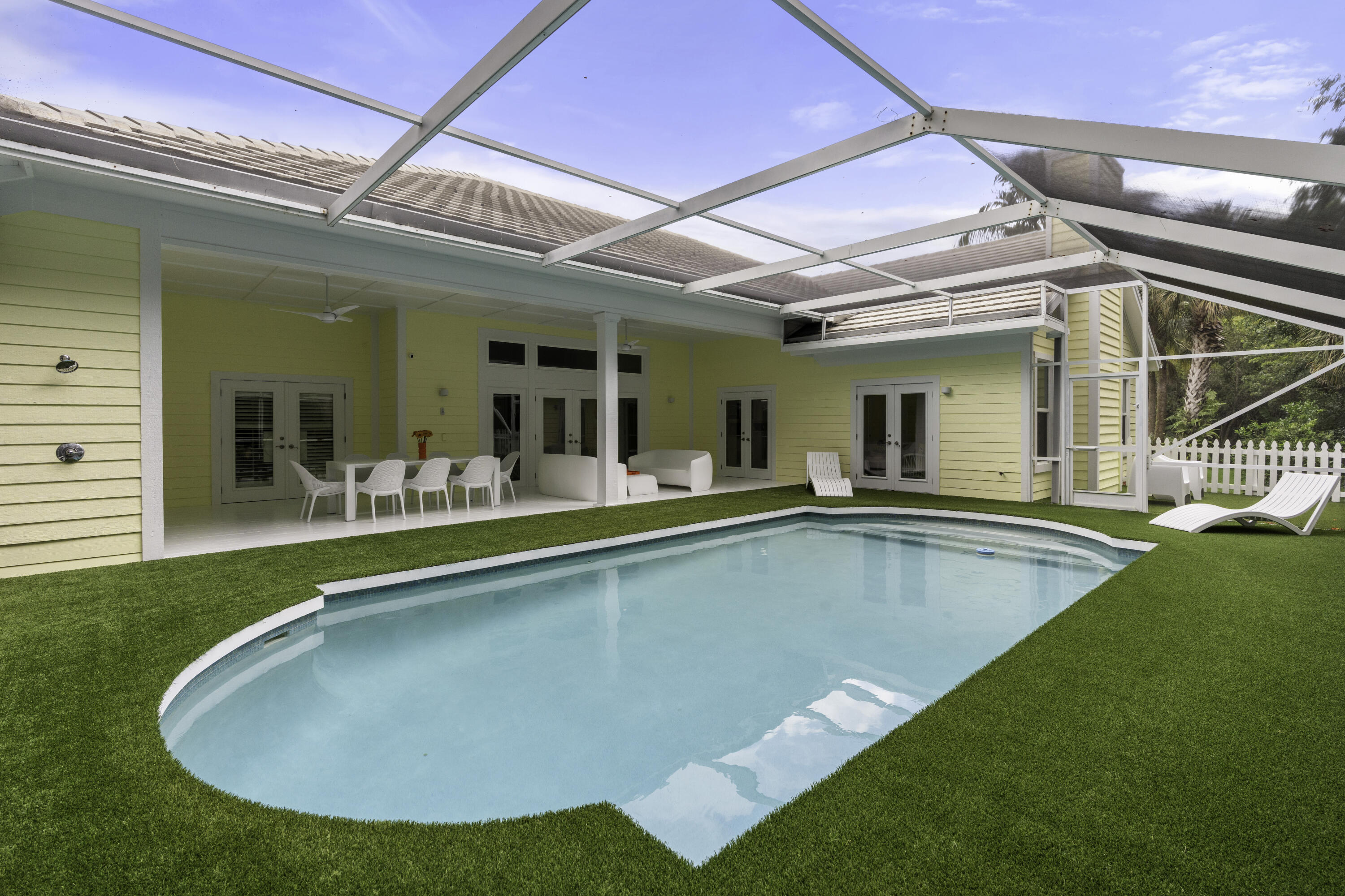 136 N River Drive W