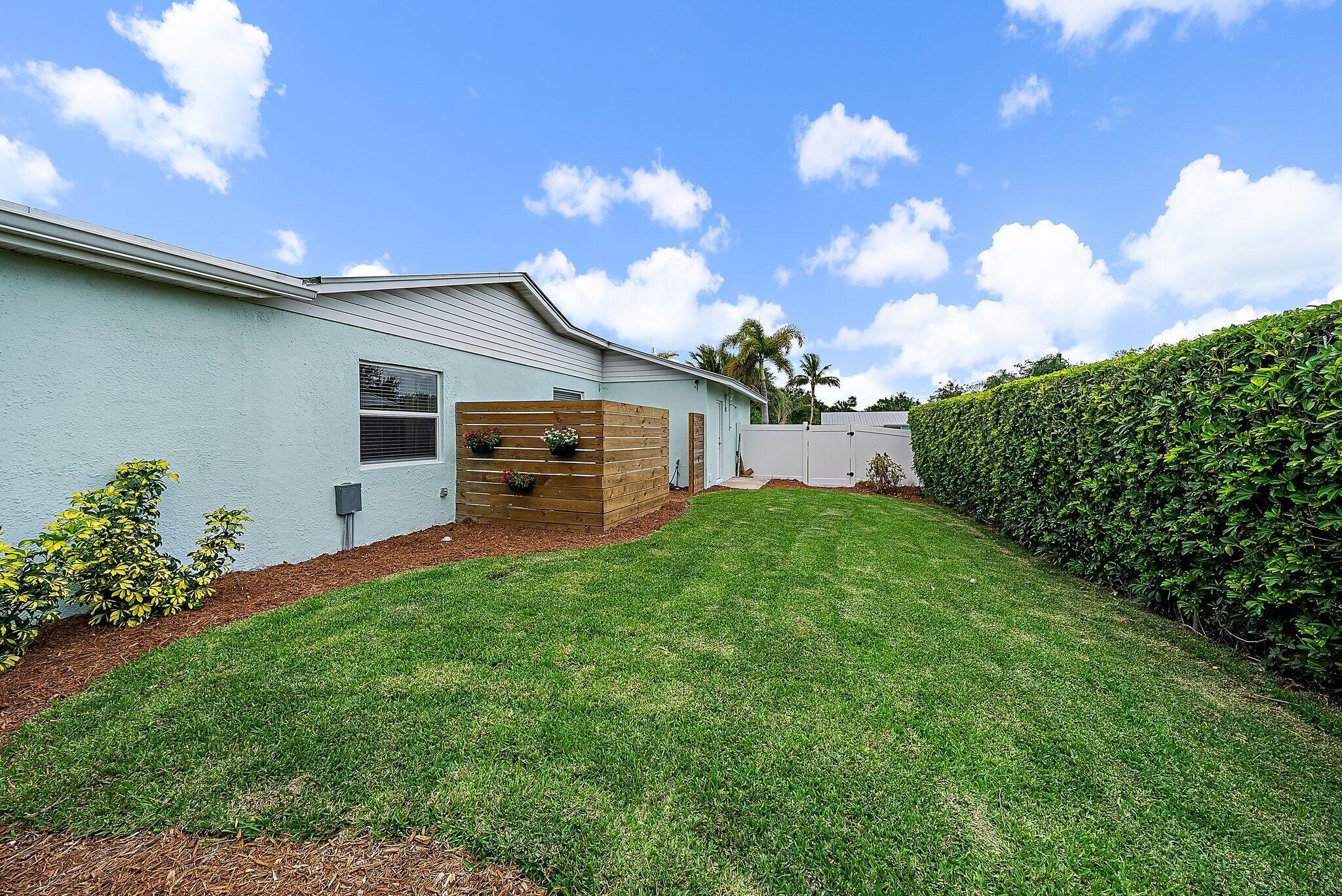 8742 SE Sandcastle Circle