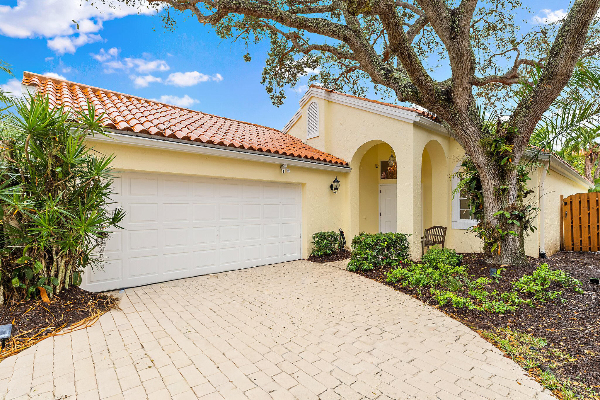 2614 La Lique Circle