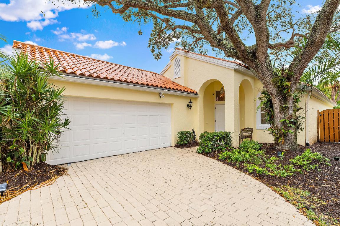 2614 La Lique Circle