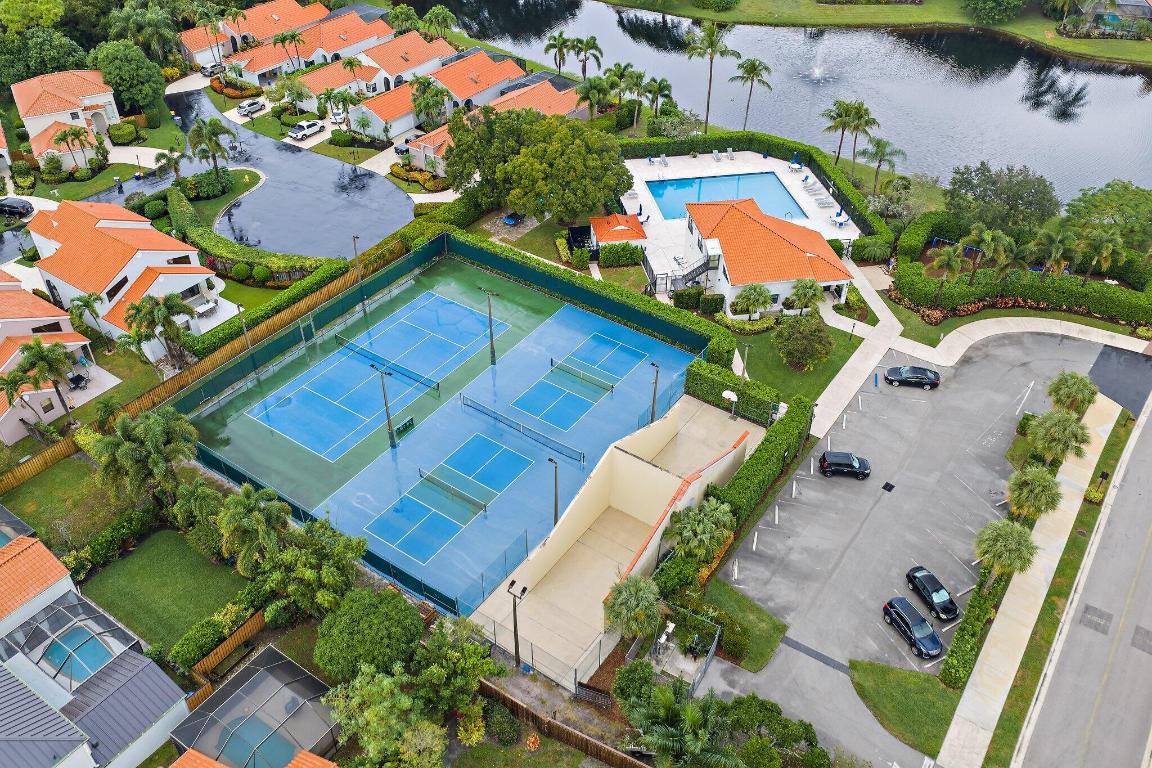 2614 La Lique Circle