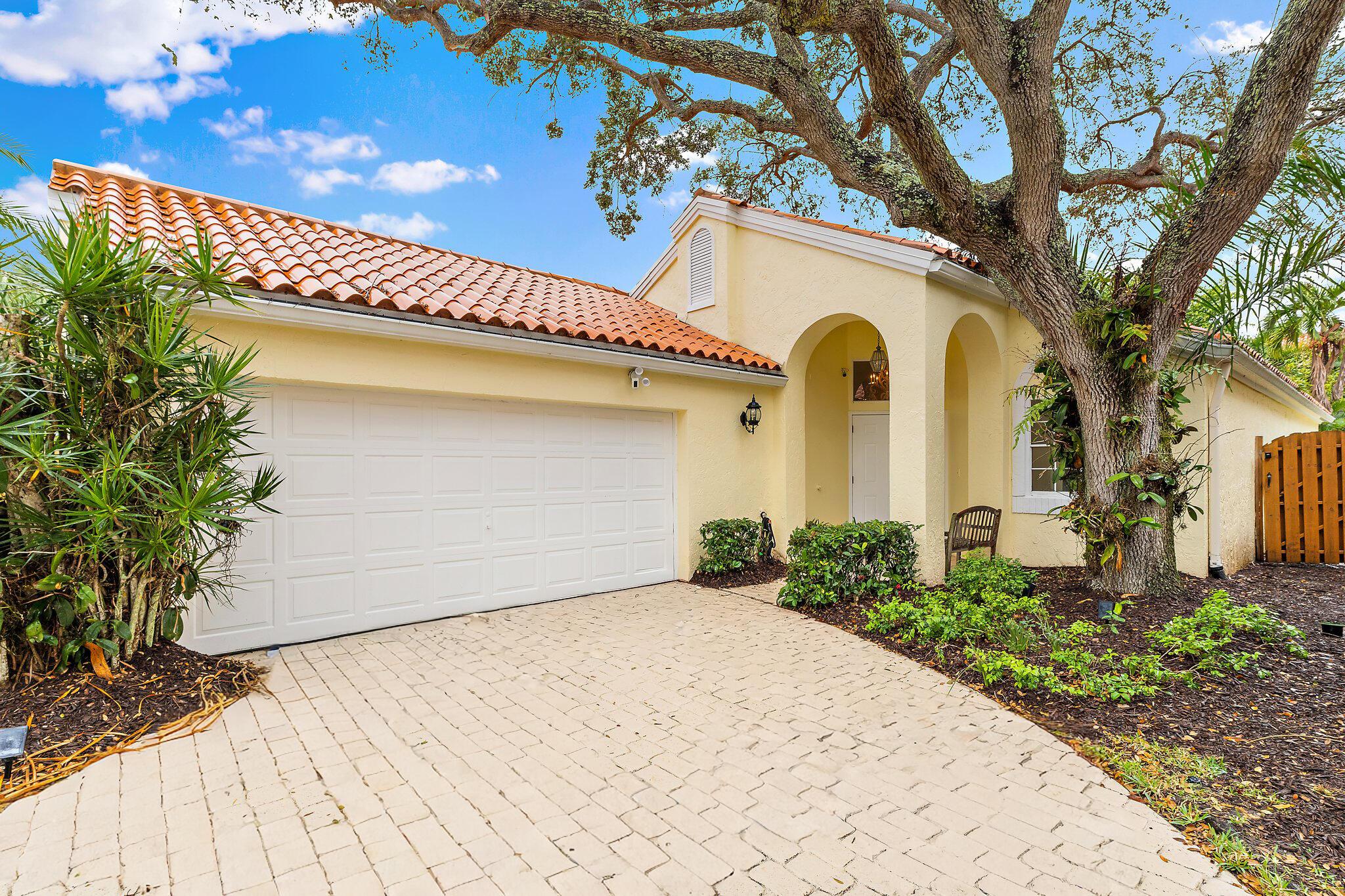 2614 La Lique Circle