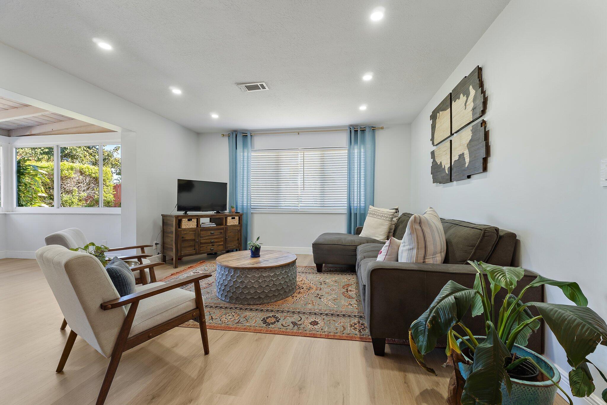 1401 N Lake Court