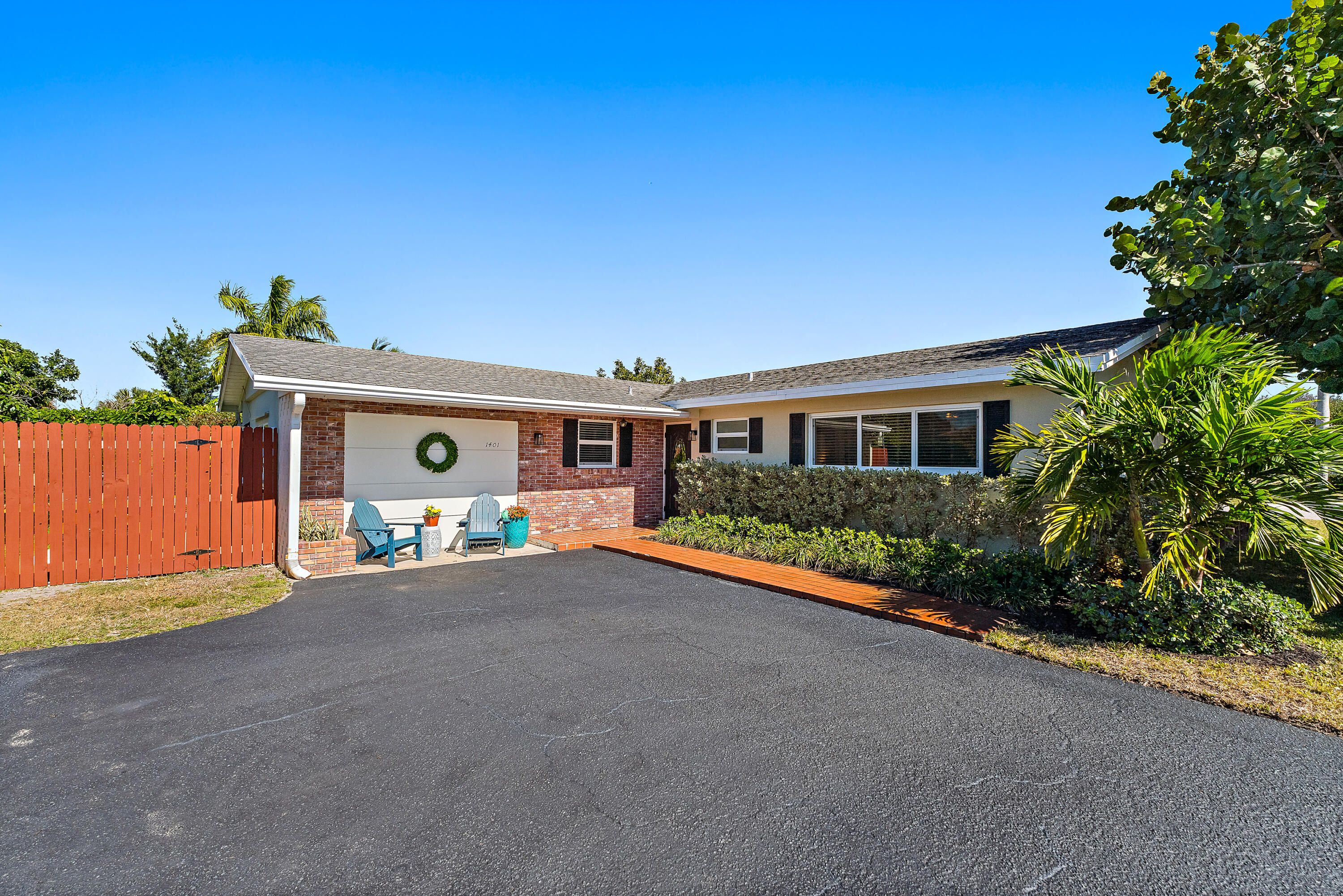 1401 N Lake Court