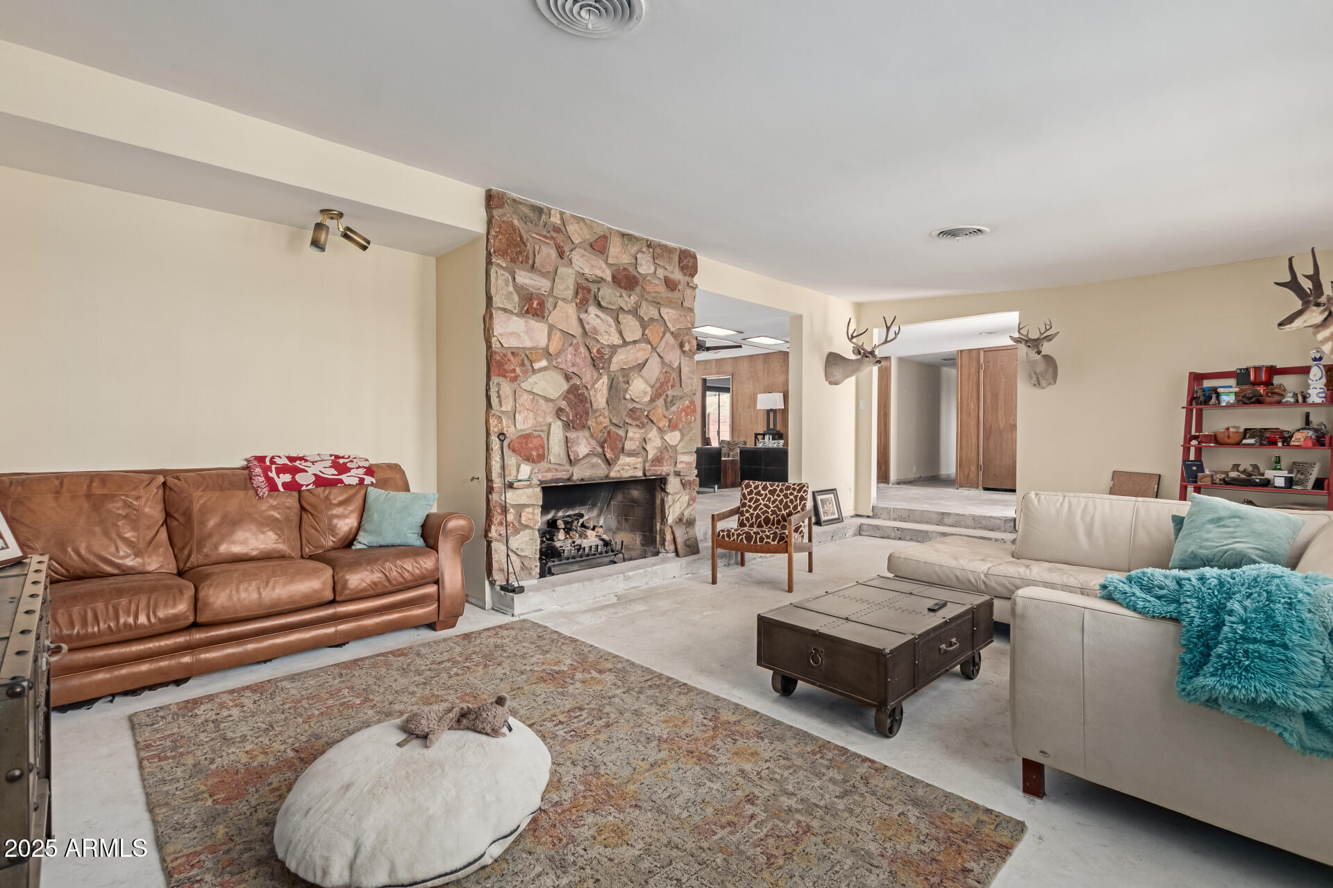 7102 E LARKSPUR Drive