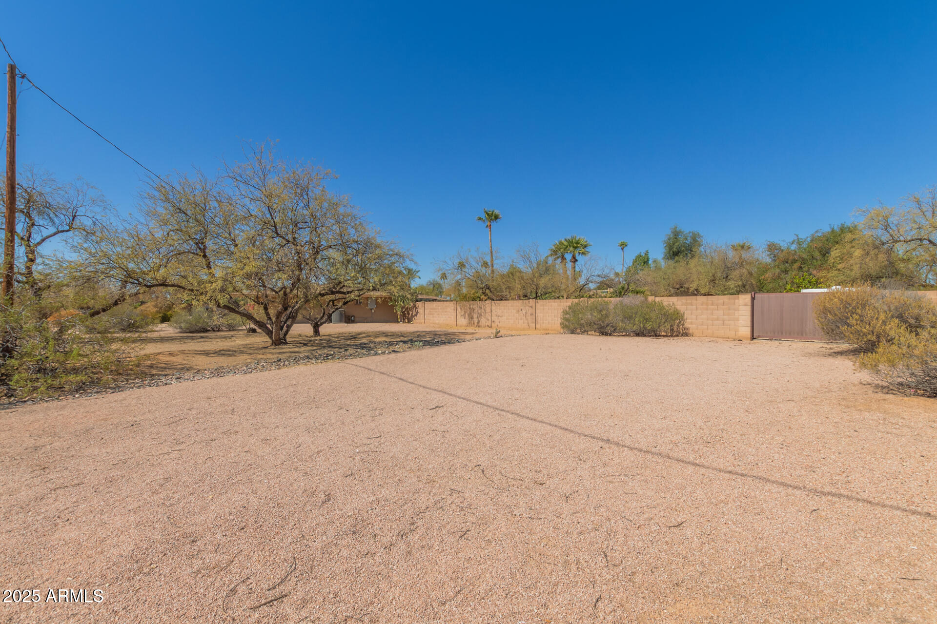 7102 E LARKSPUR Drive