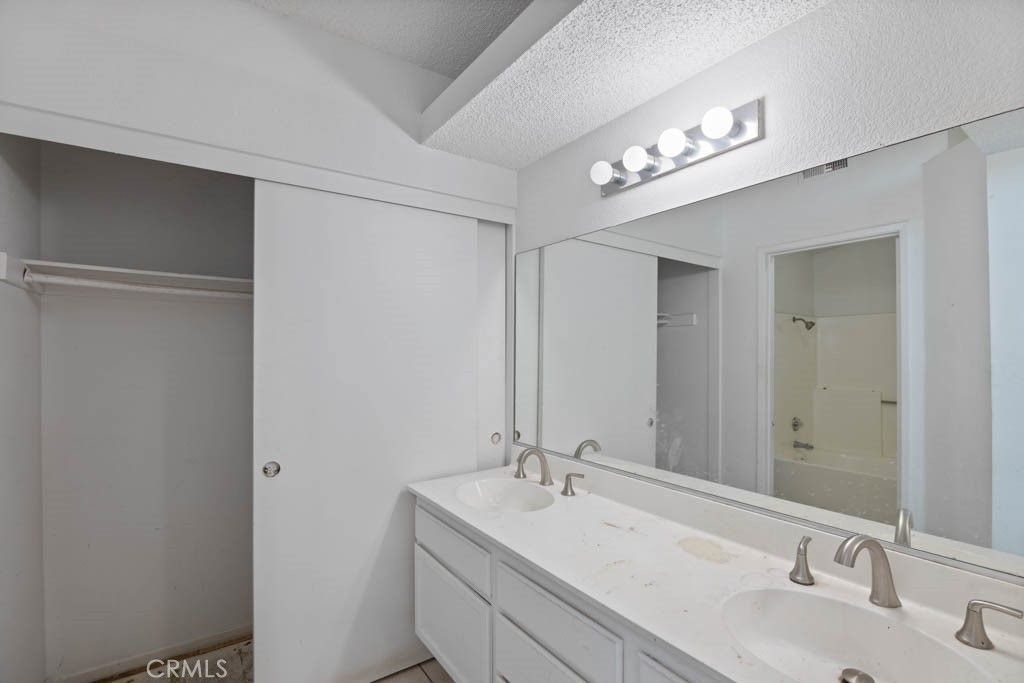 24420 Oakridge Circle