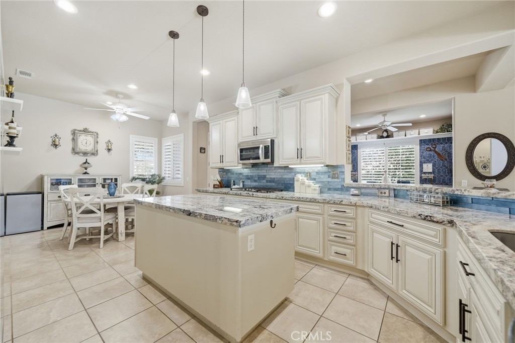 81693 Avenida Sombra