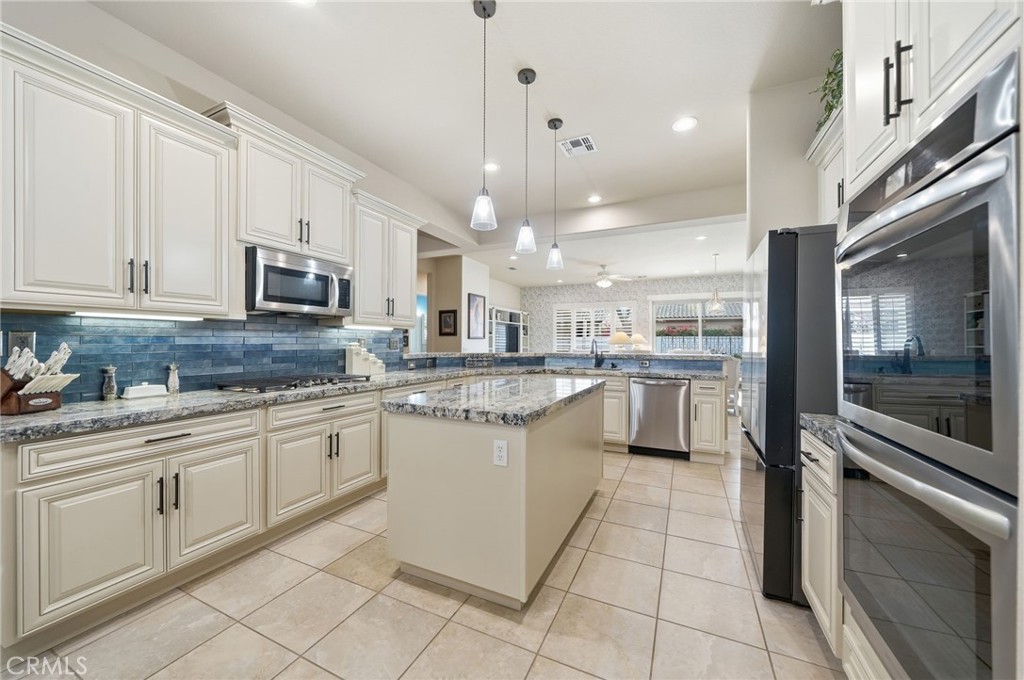 81693 Avenida Sombra