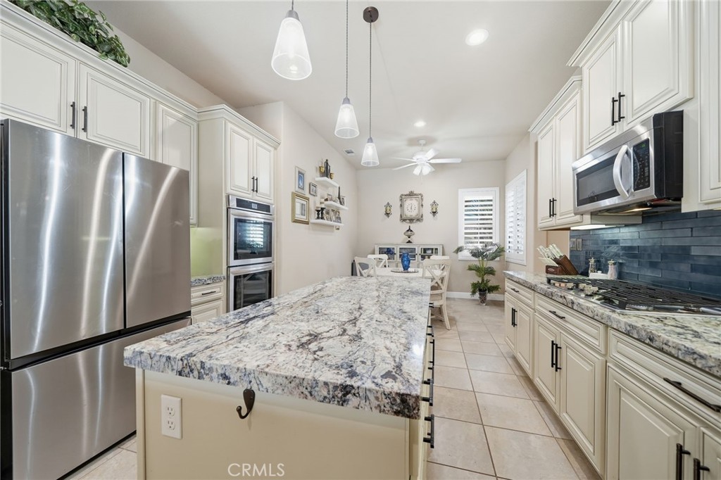 81693 Avenida Sombra