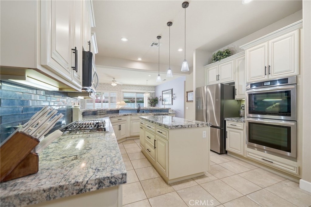 81693 Avenida Sombra