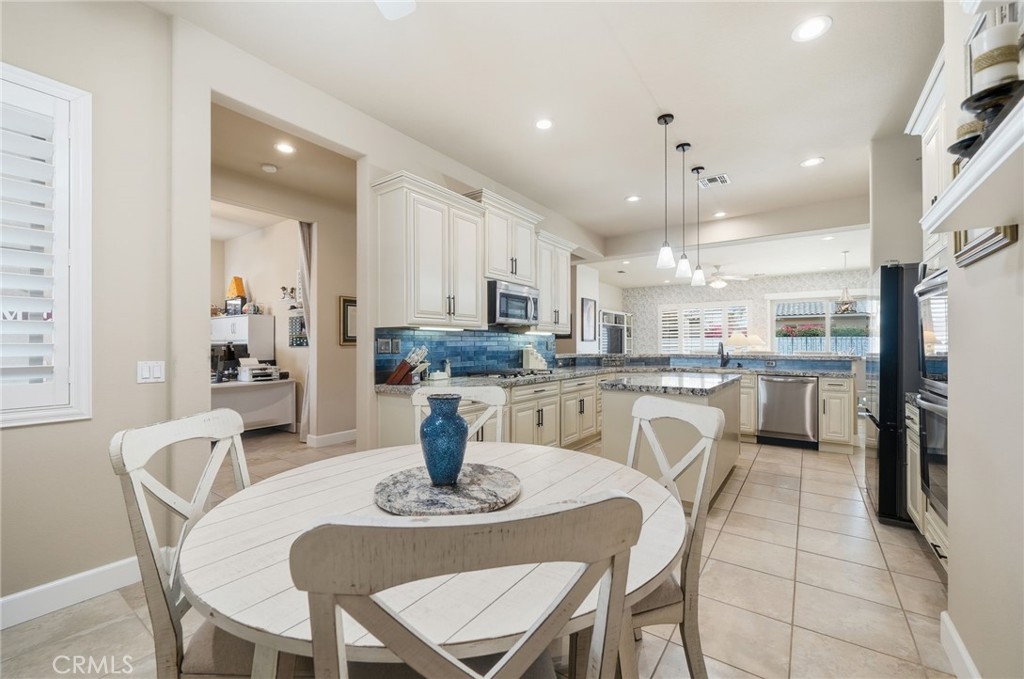 81693 Avenida Sombra