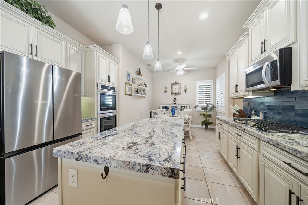 81693 Avenida Sombra