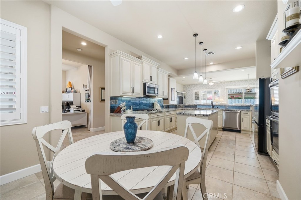 81693 Avenida Sombra