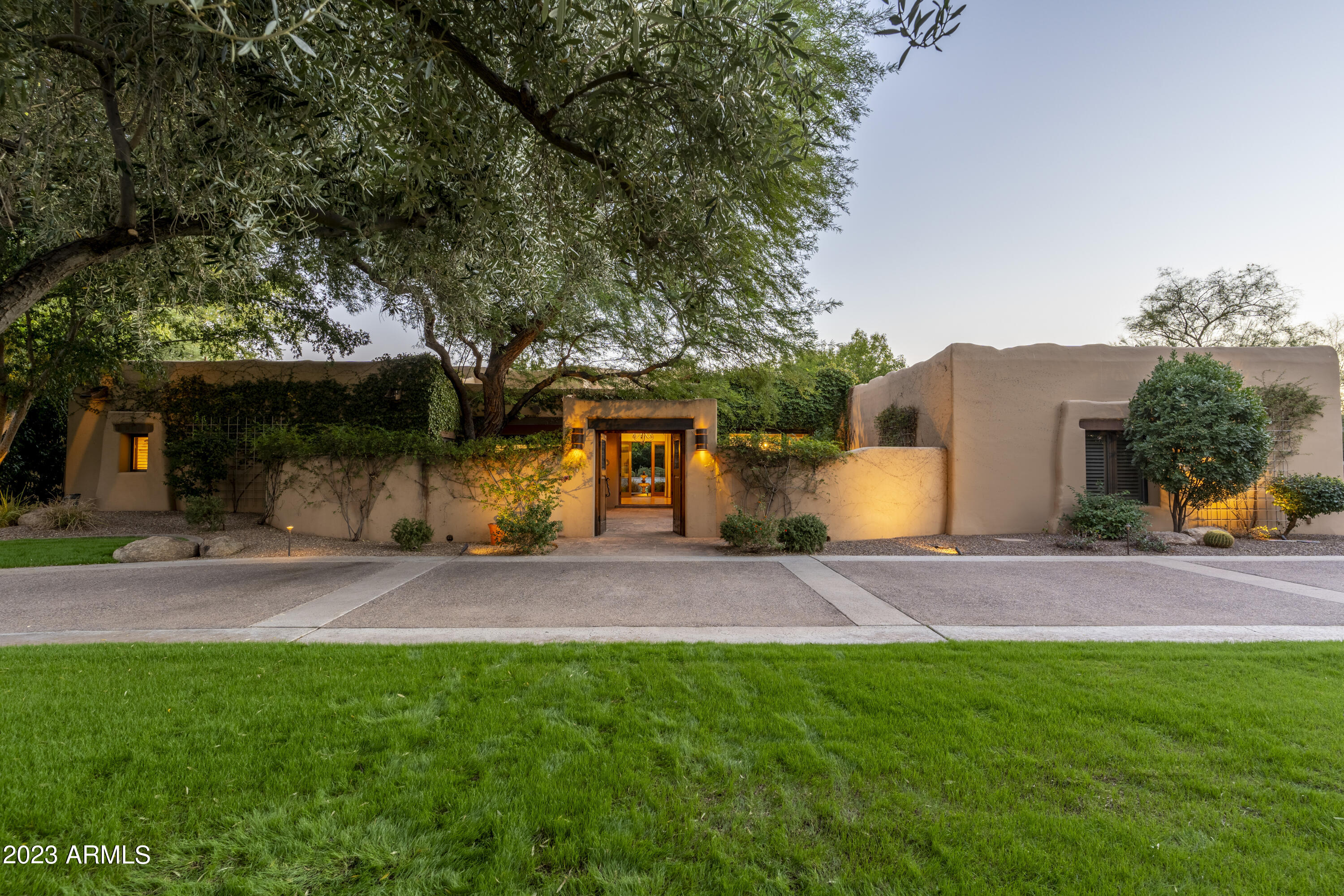 5801 E VIA LOS CABALLOS