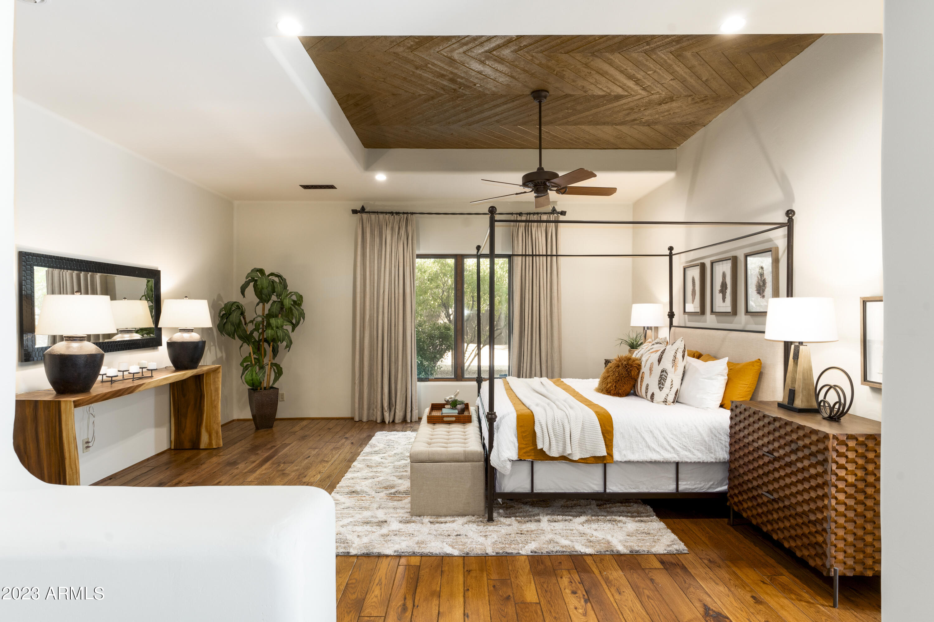 5801 E VIA LOS CABALLOS