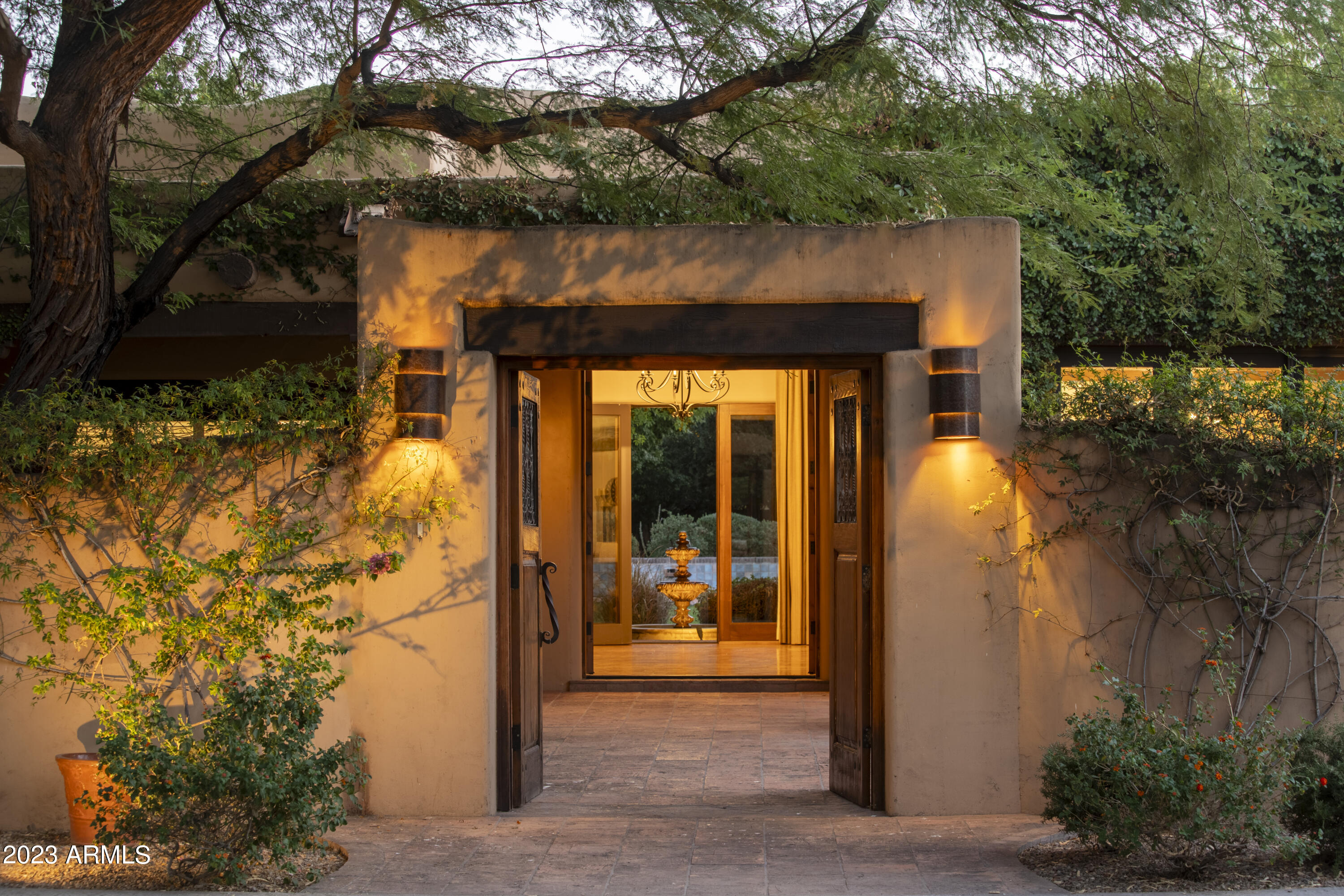 5801 E VIA LOS CABALLOS