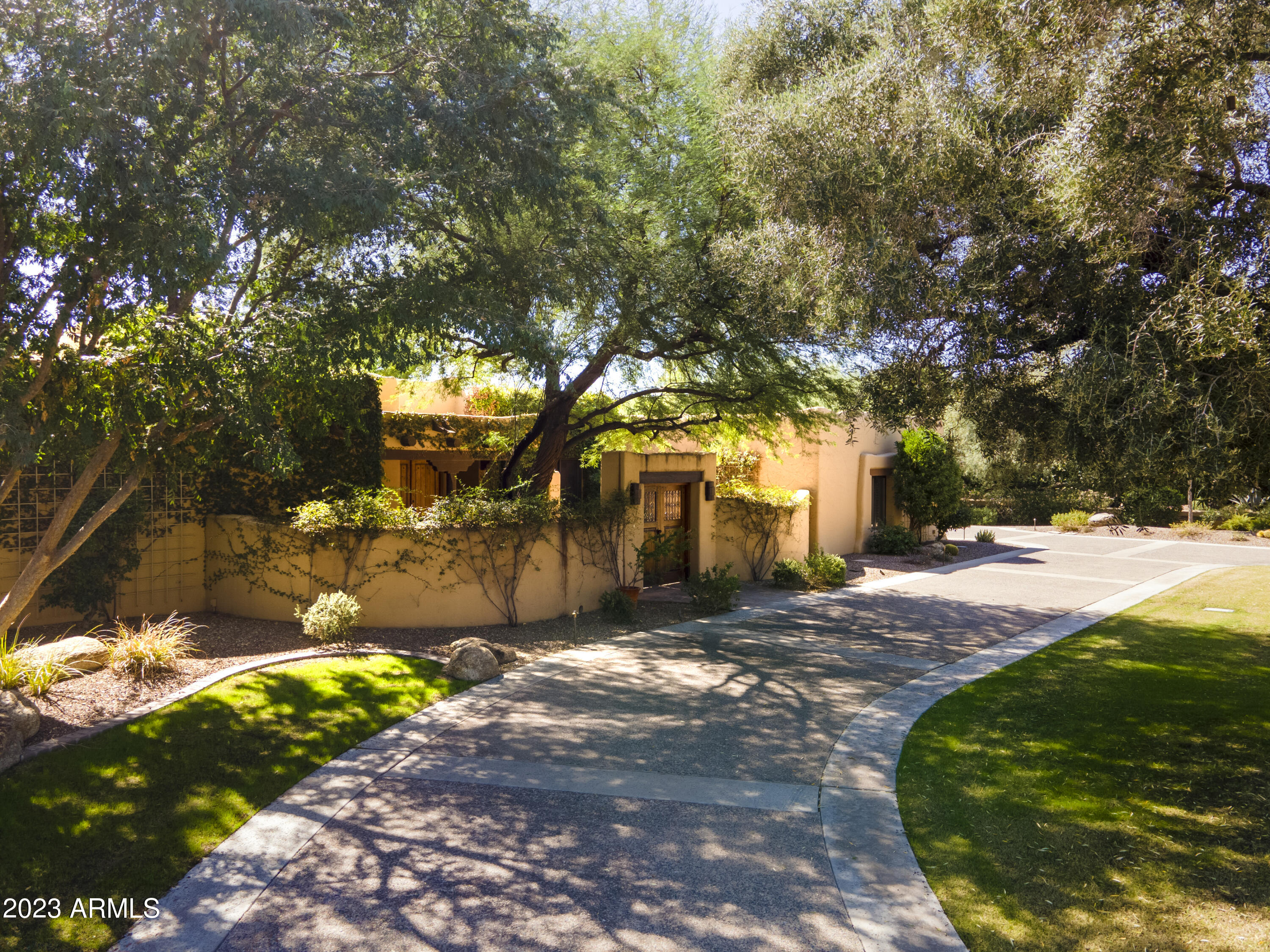 5801 E VIA LOS CABALLOS