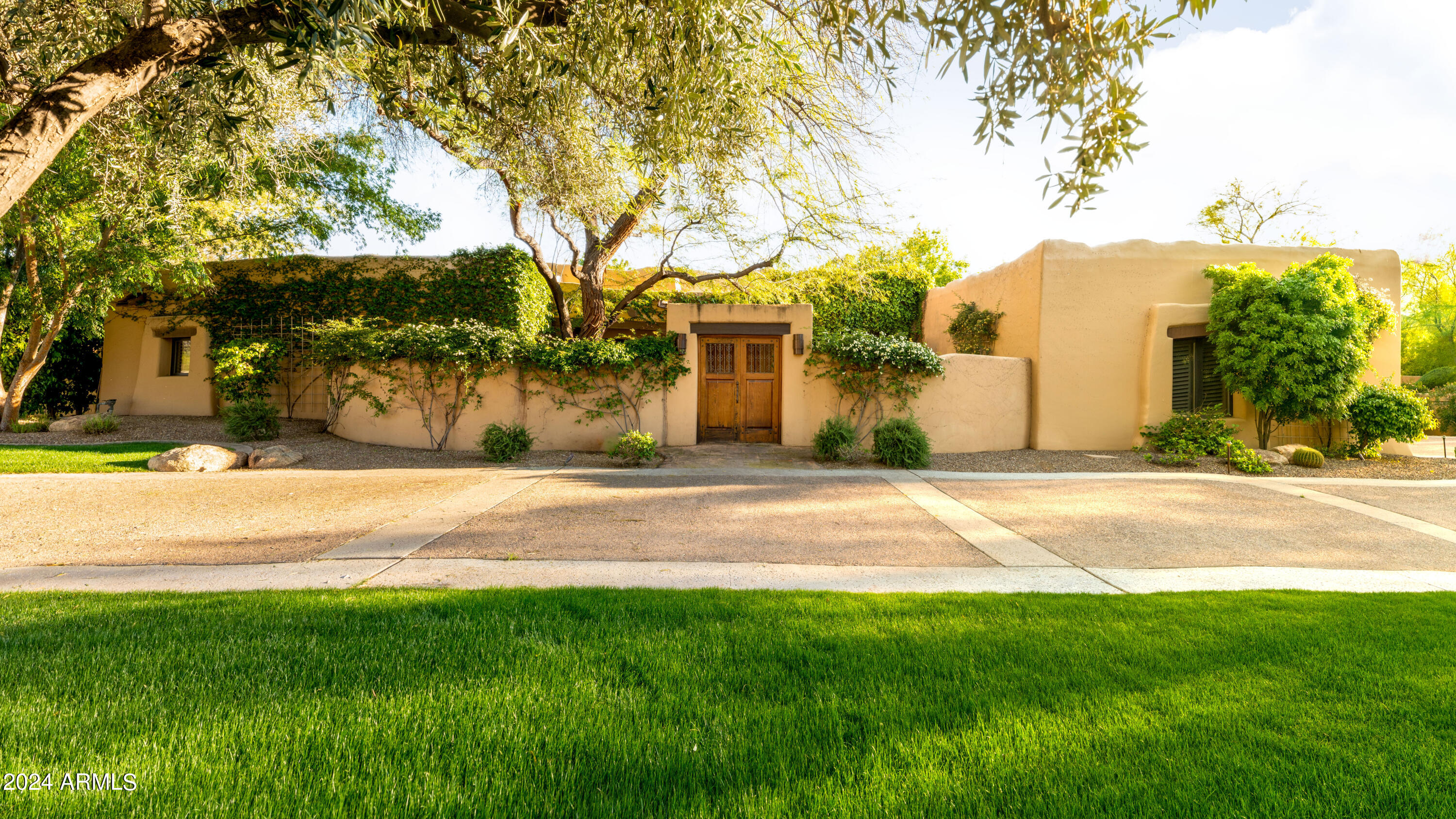 5801 E VIA LOS CABALLOS