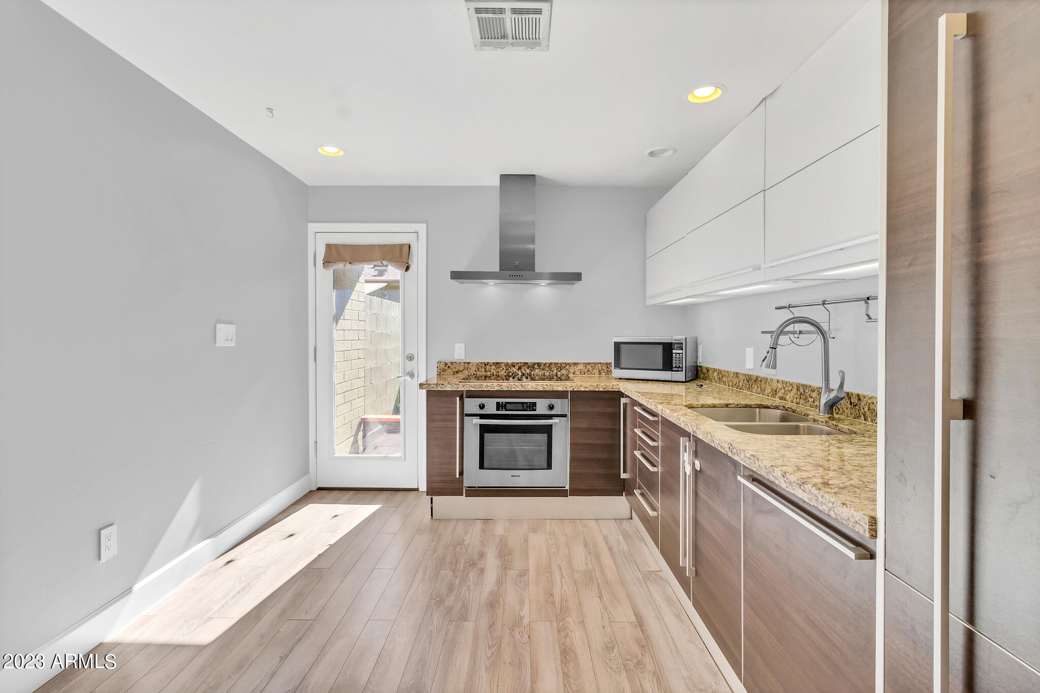 1850 E MARYLAND Avenue, 28