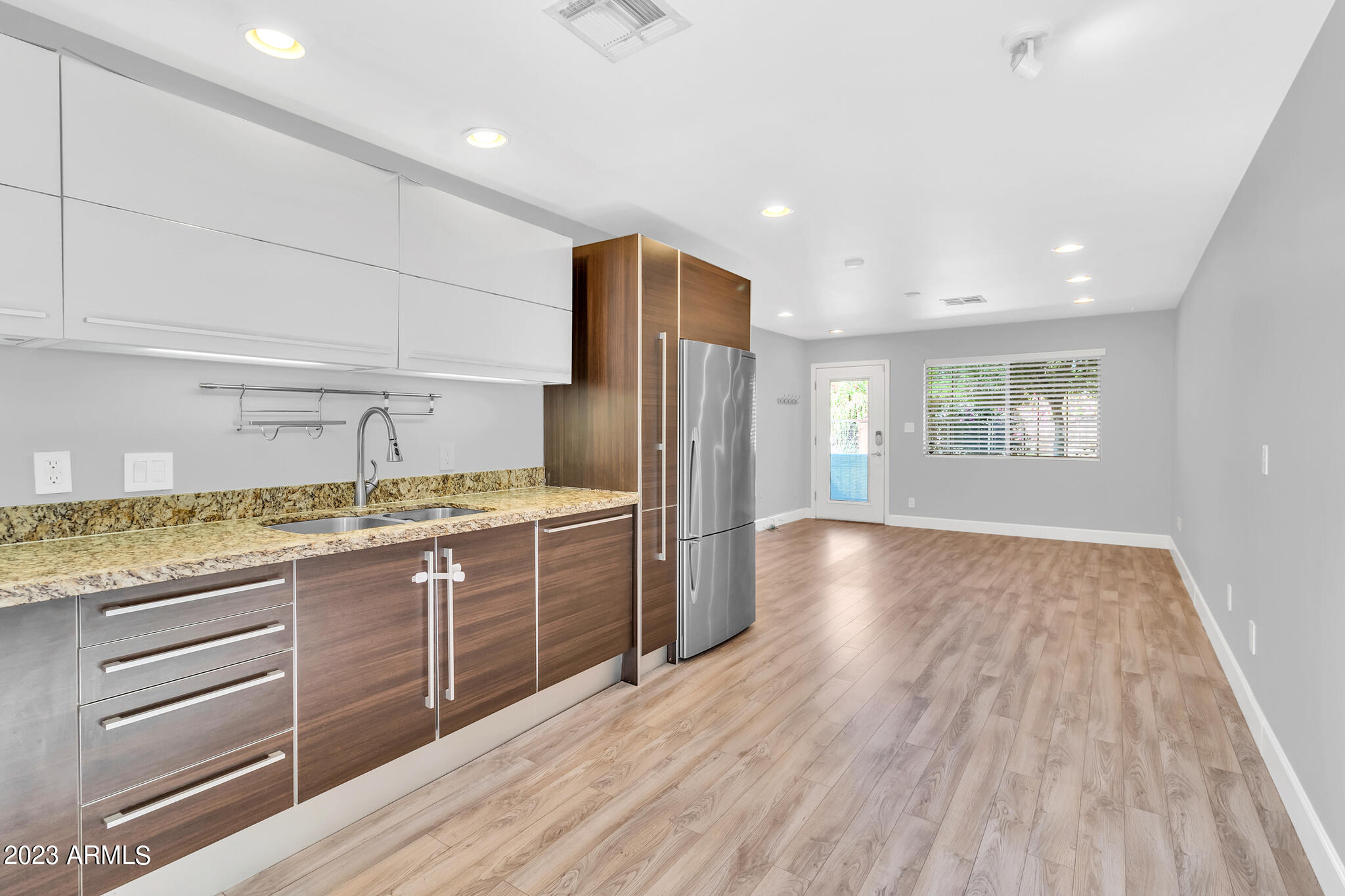 1850 E MARYLAND Avenue, 28