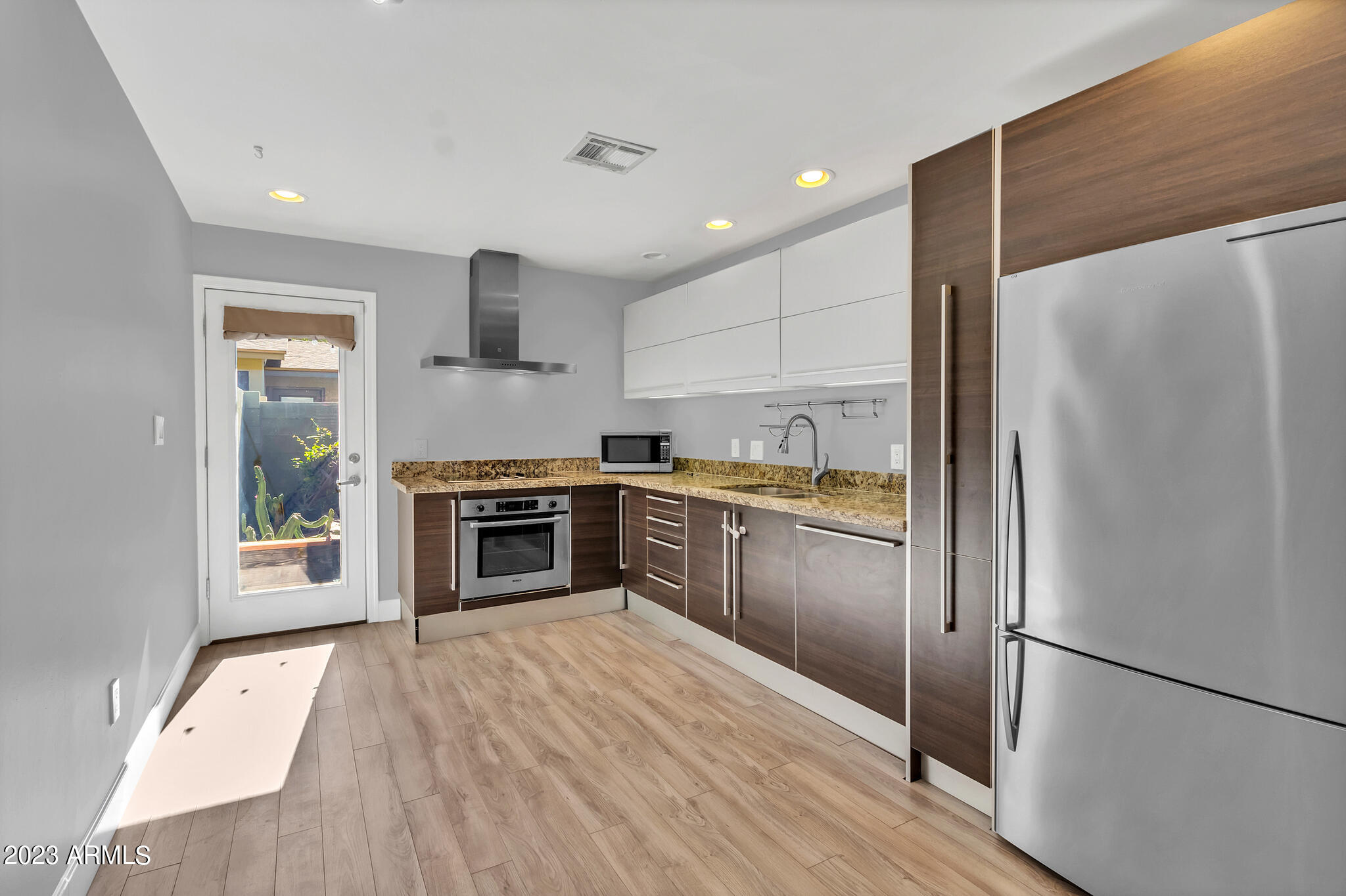 1850 E MARYLAND Avenue, 28