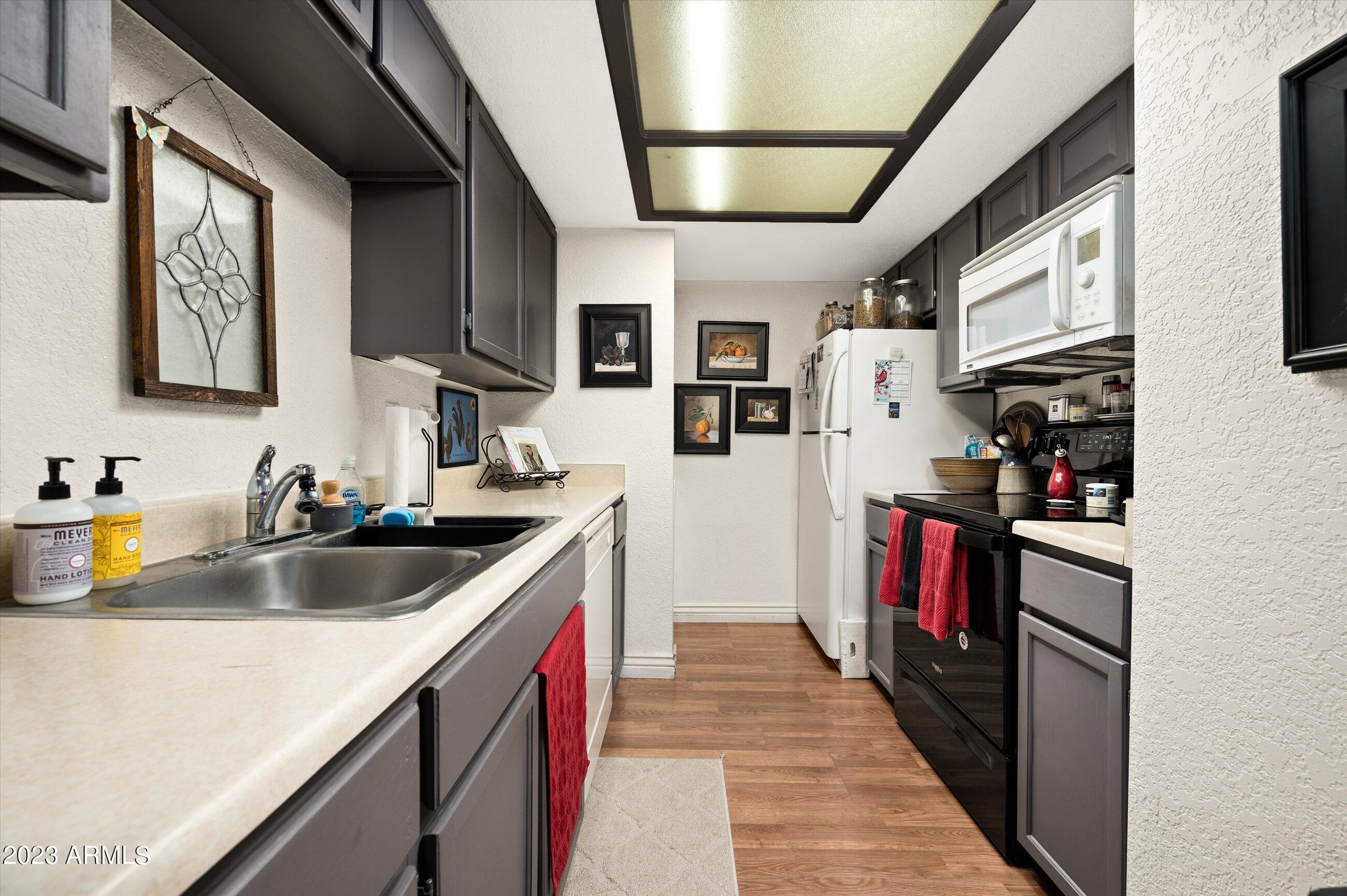 4211 E PALM Lane, 211