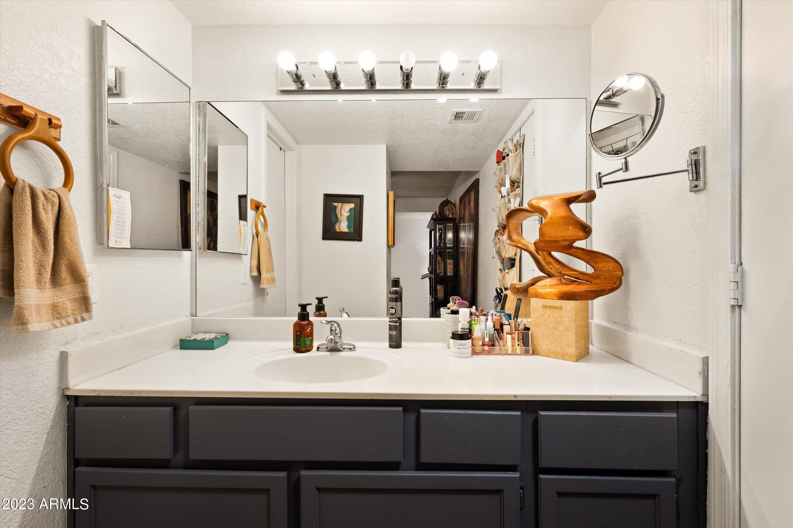 4211 E PALM Lane, 211