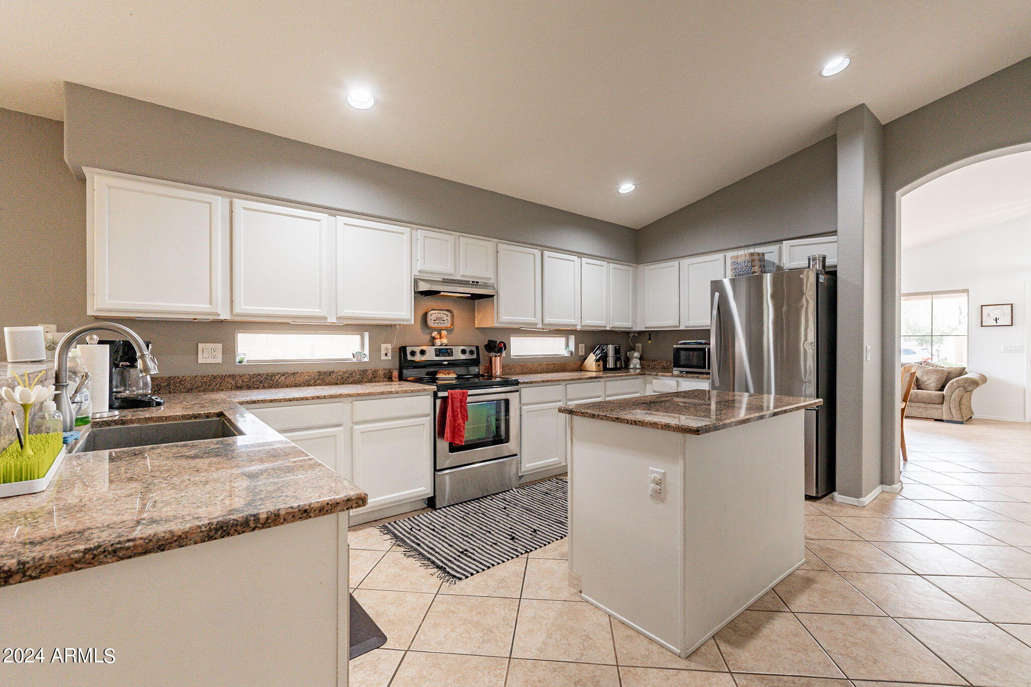 843 E SHEFFIELD Avenue