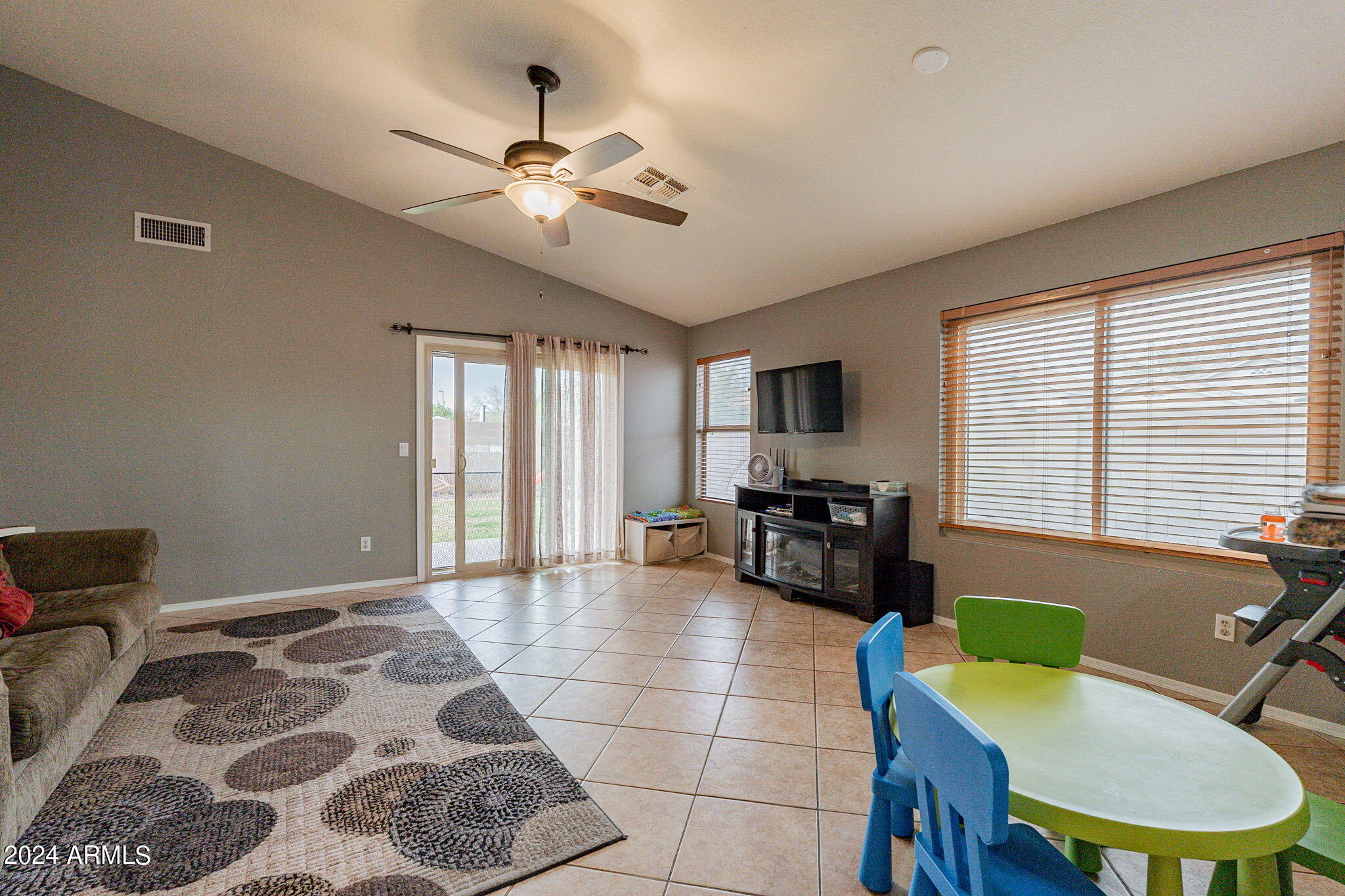 843 E SHEFFIELD Avenue