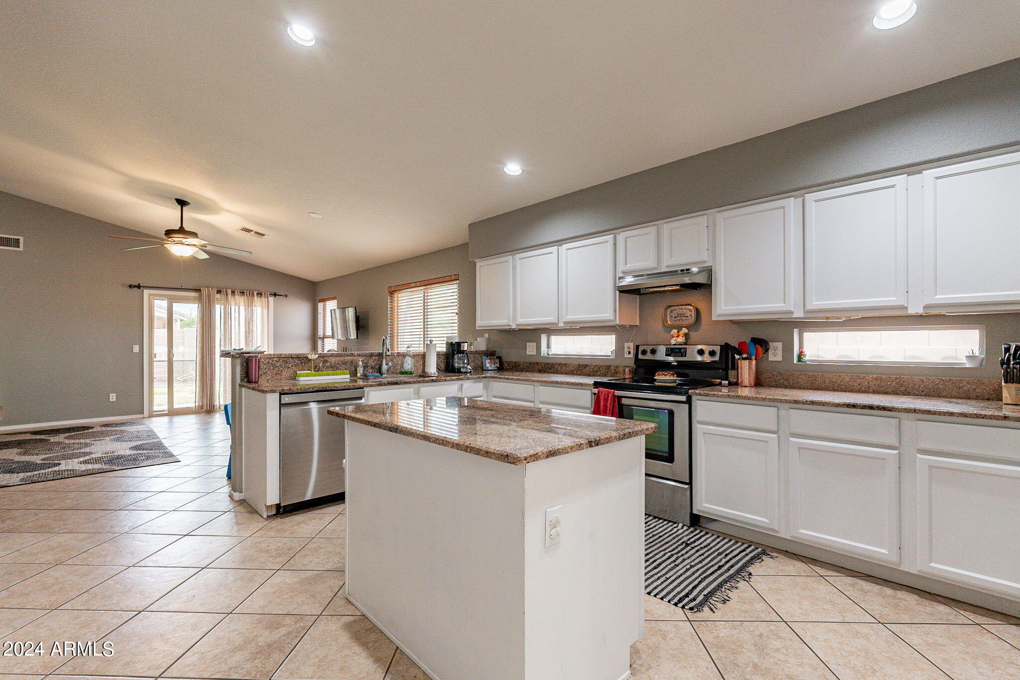 843 E SHEFFIELD Avenue