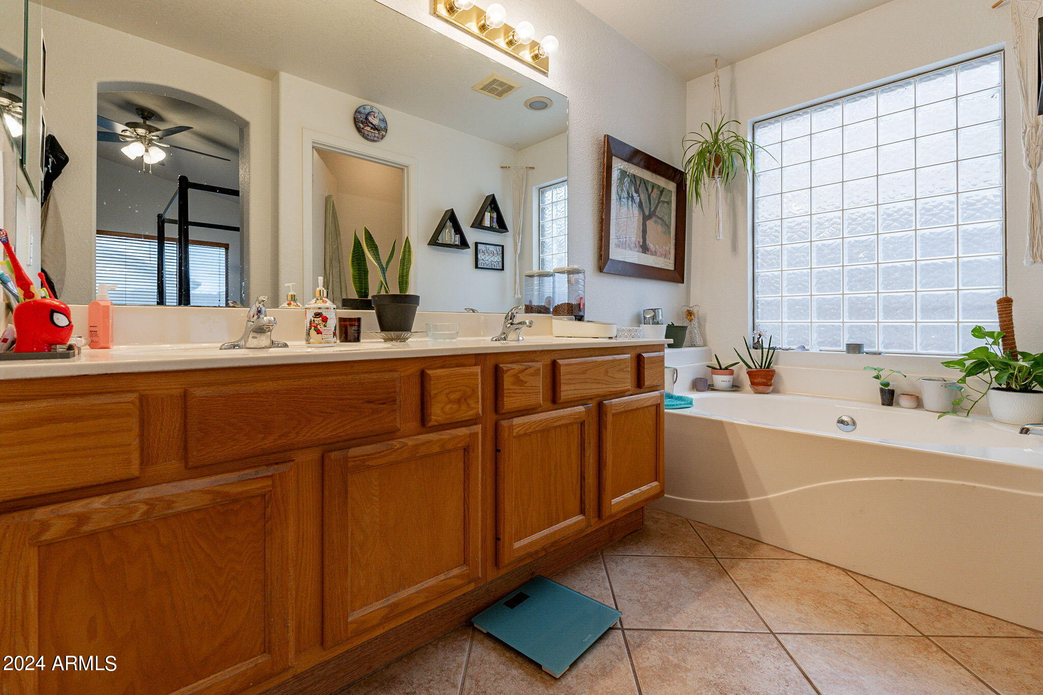 843 E SHEFFIELD Avenue