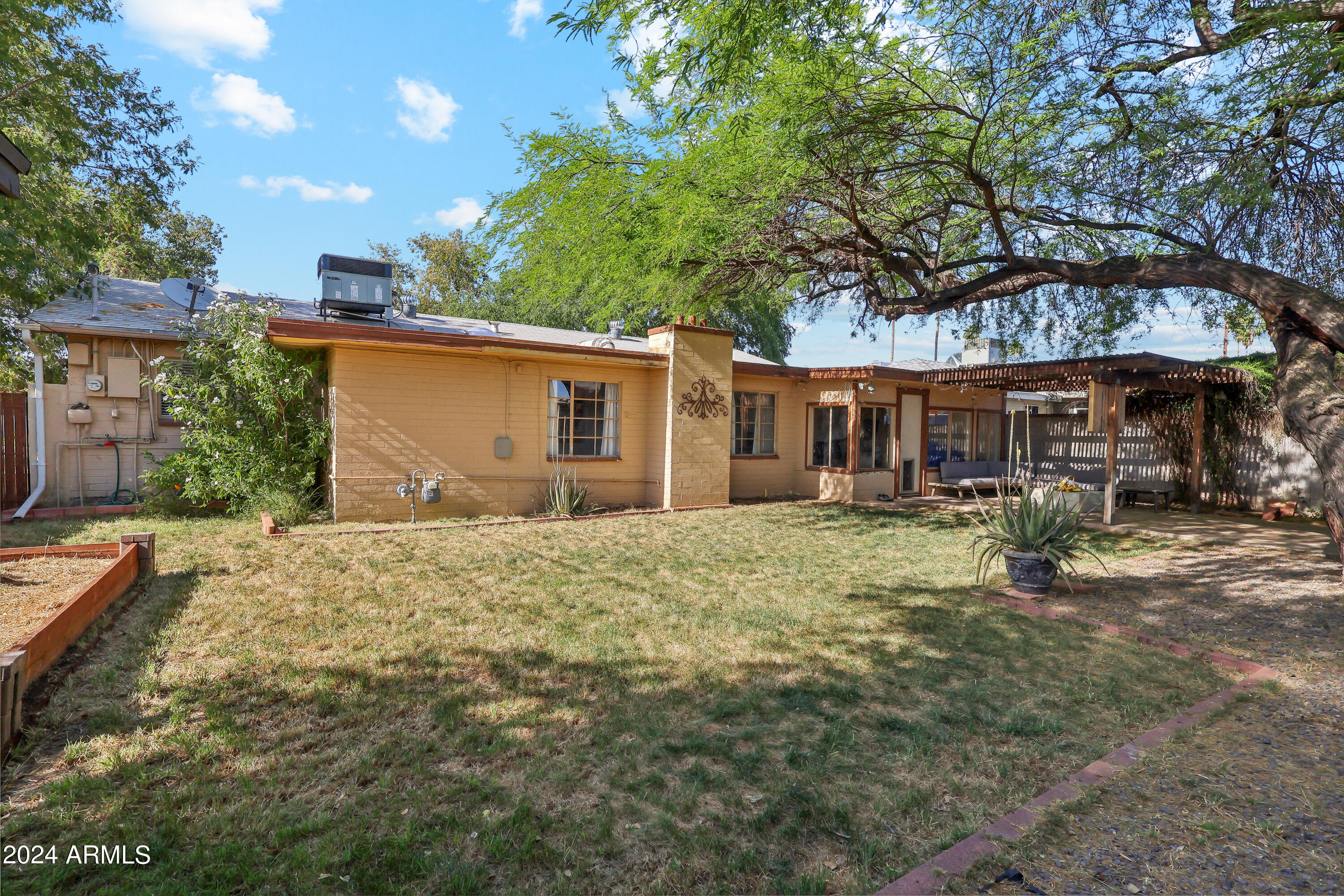 2329 E MONTECITO Avenue