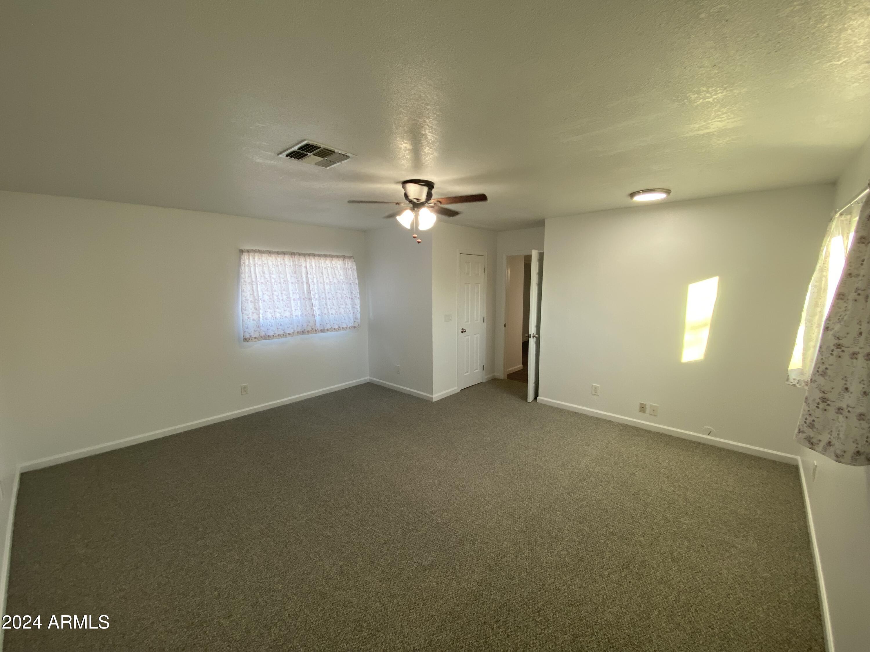 747 E SUNNYSLOPE Lane