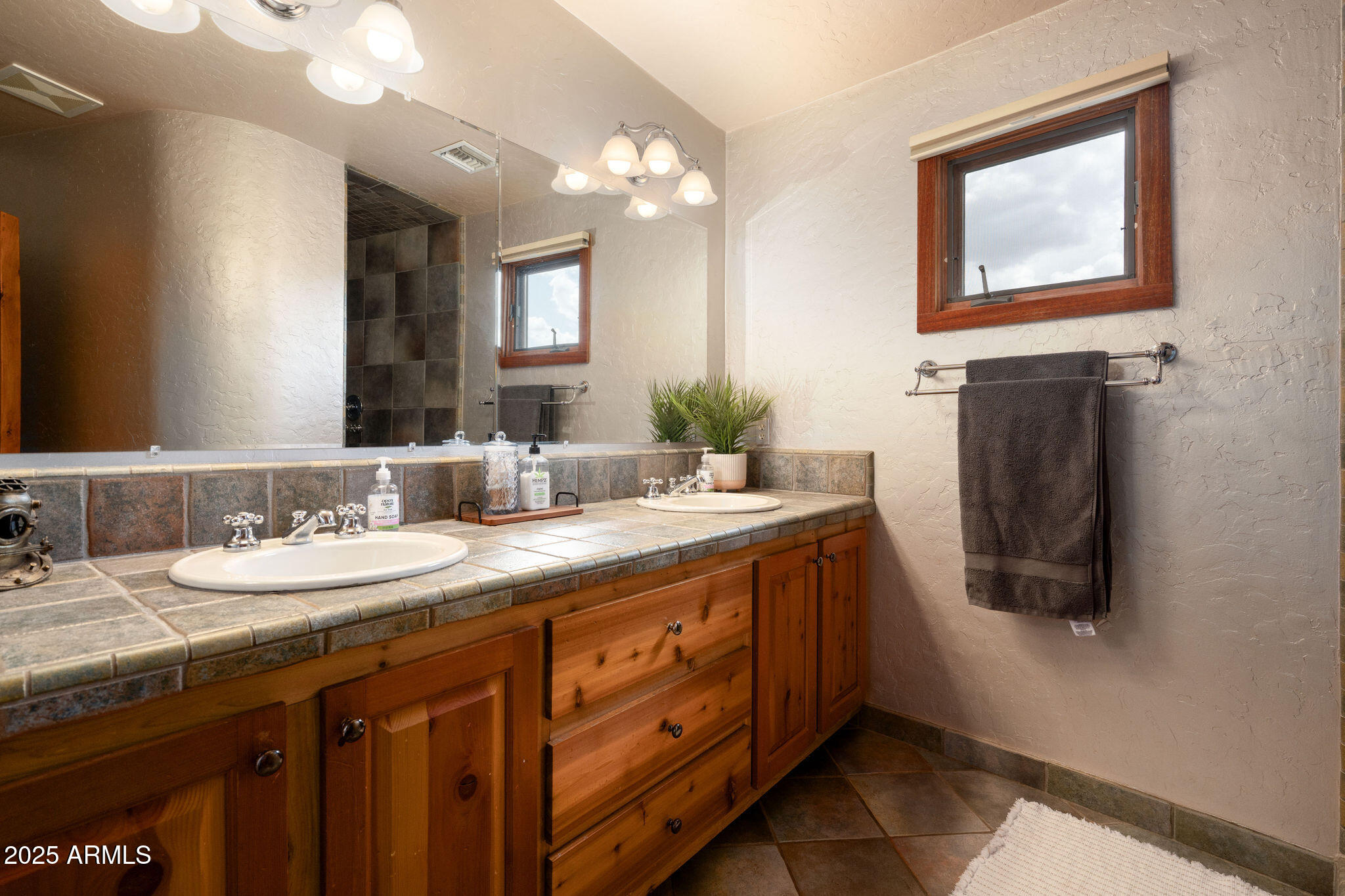 2579 W ROUGHRIDER Road