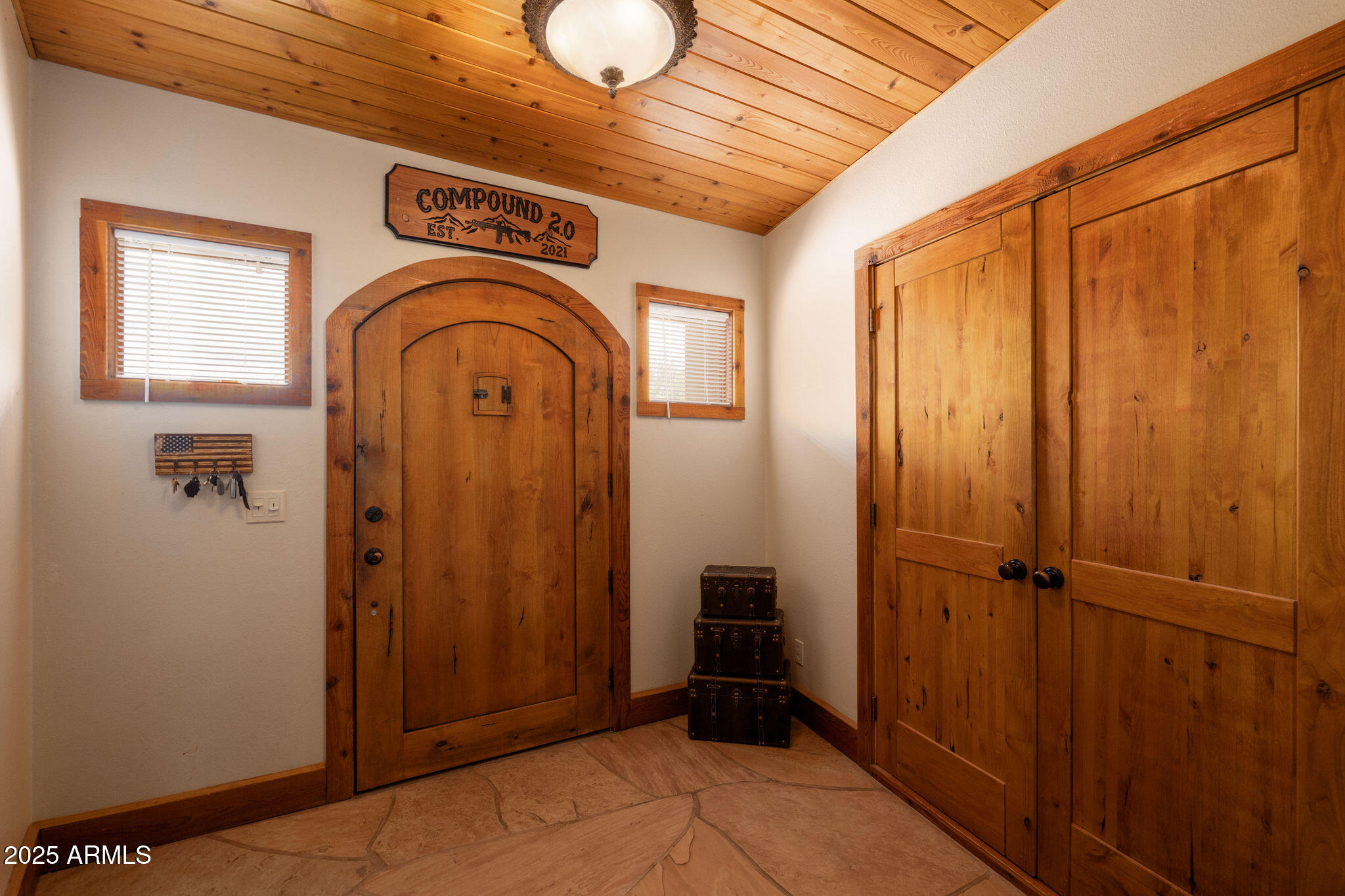 2579 W ROUGHRIDER Road