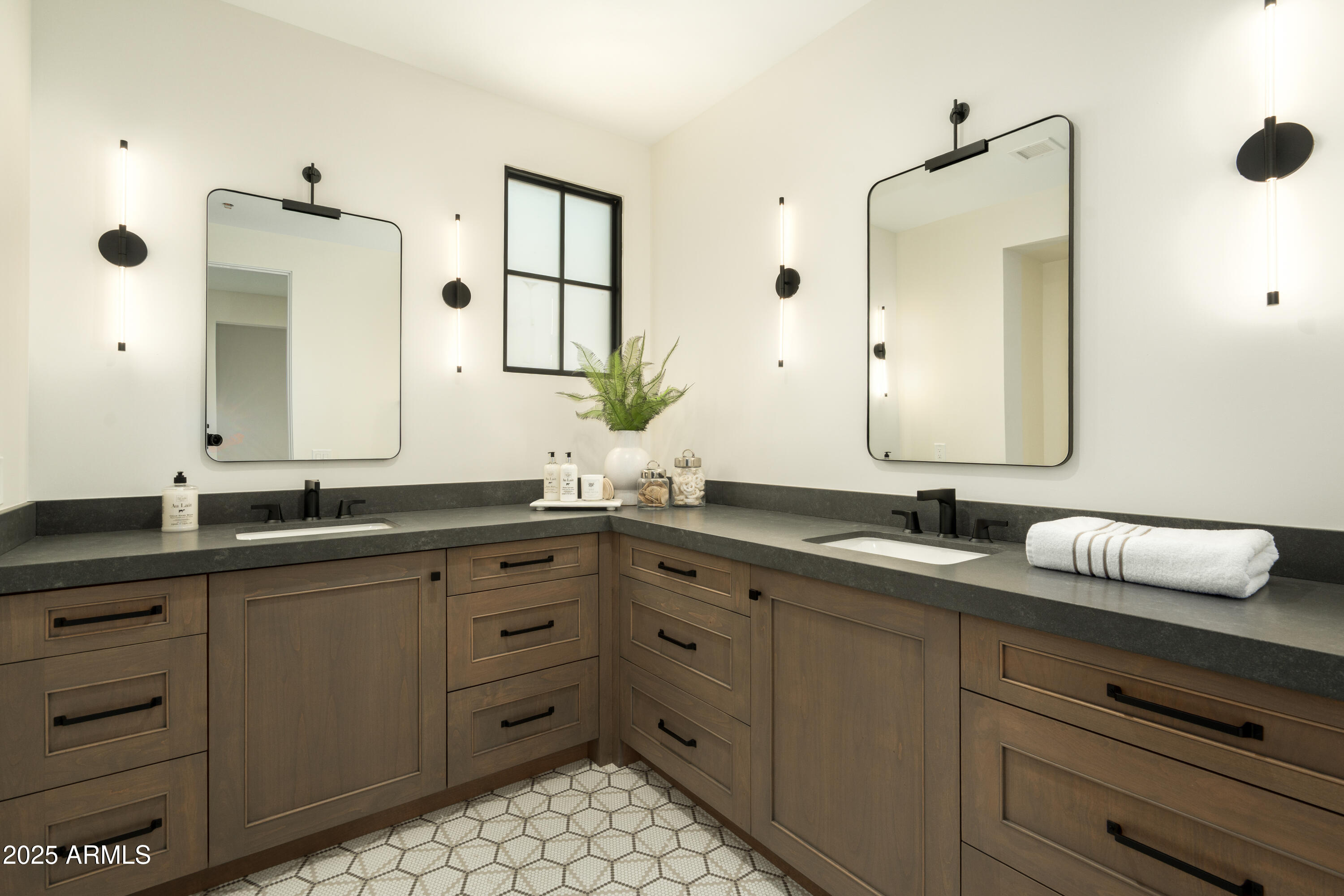 2315 E MINE CREEK Road