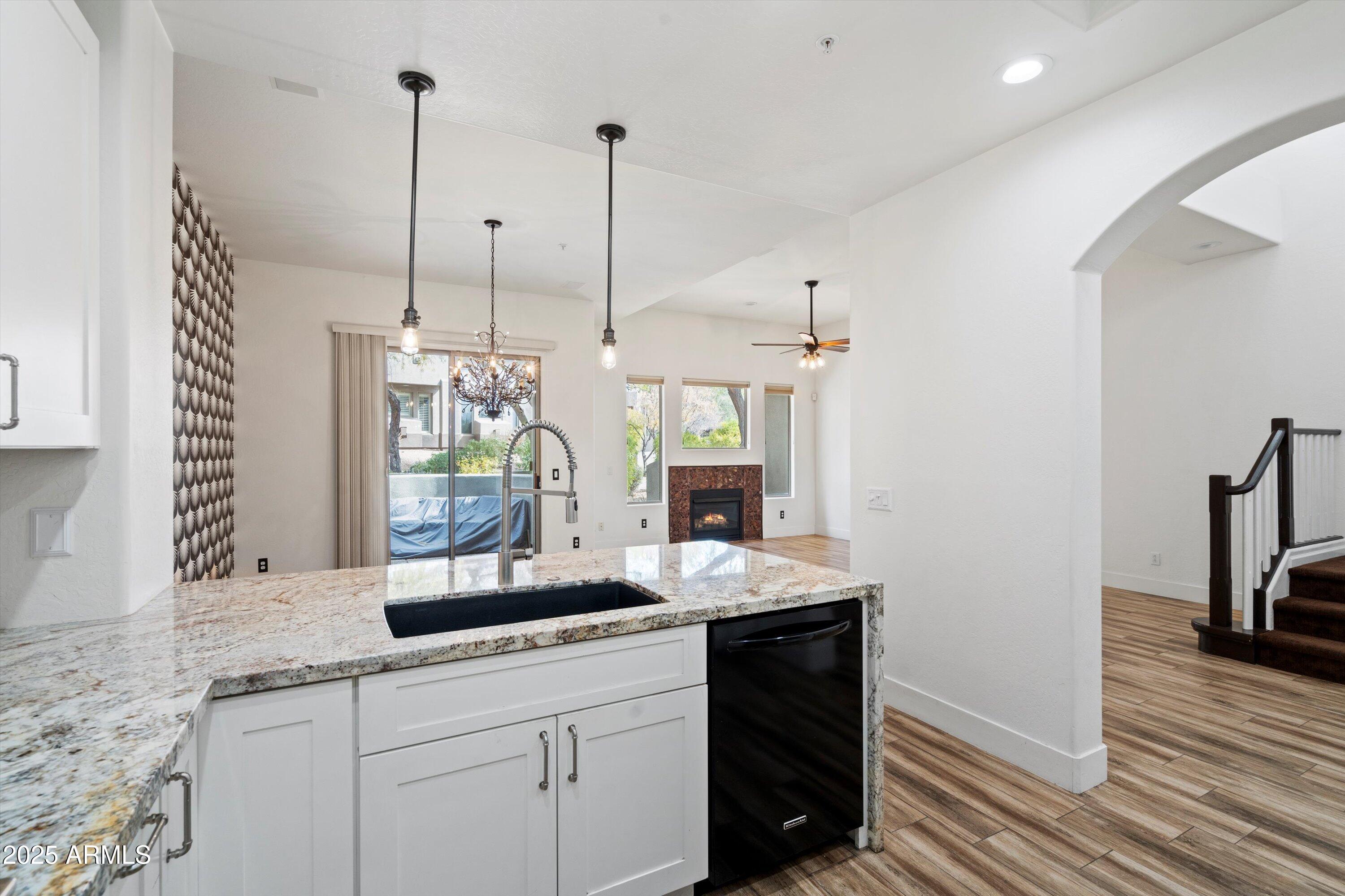 20802 N GRAYHAWK Drive 1123