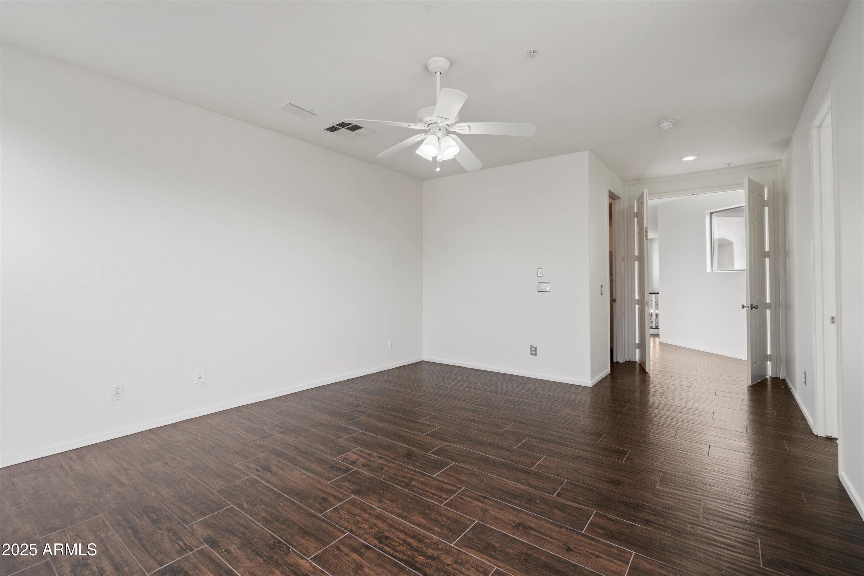 20802 N GRAYHAWK Drive 1123