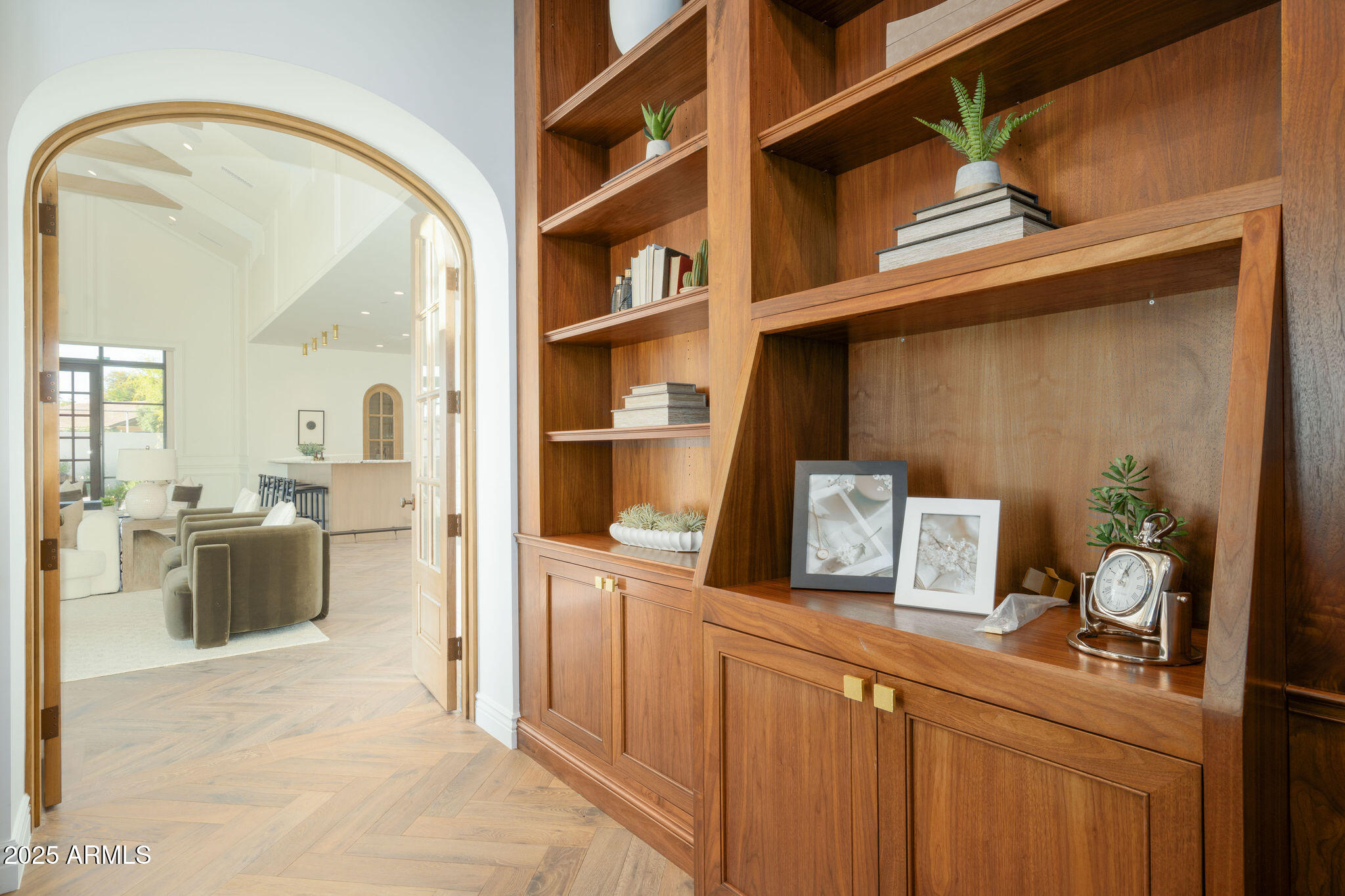 5902 E CACTUS WREN Road