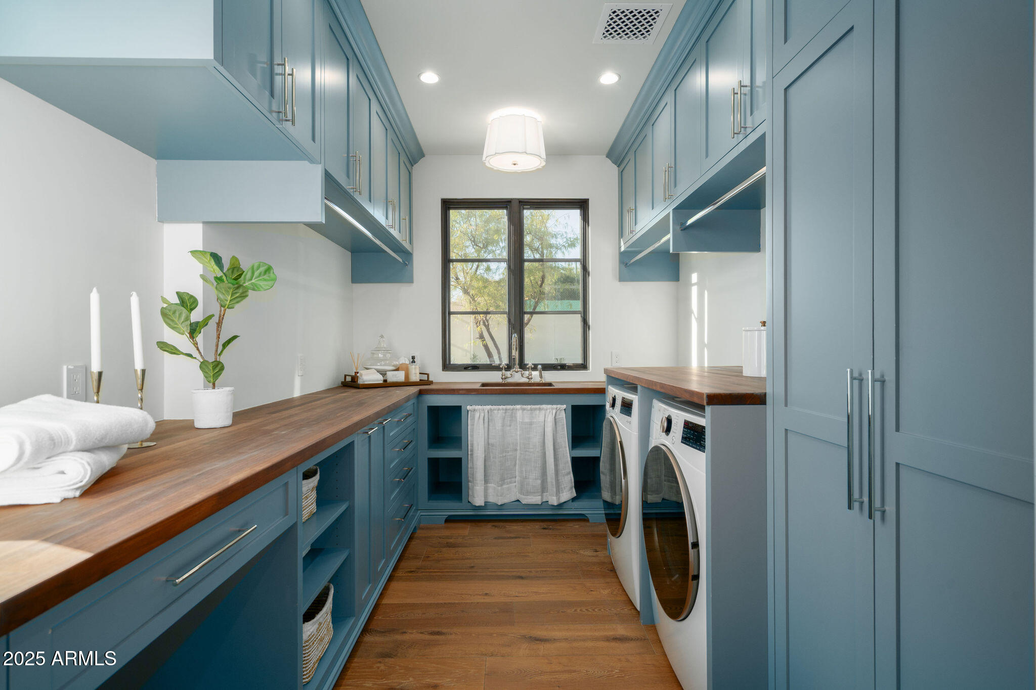 5902 E CACTUS WREN Road