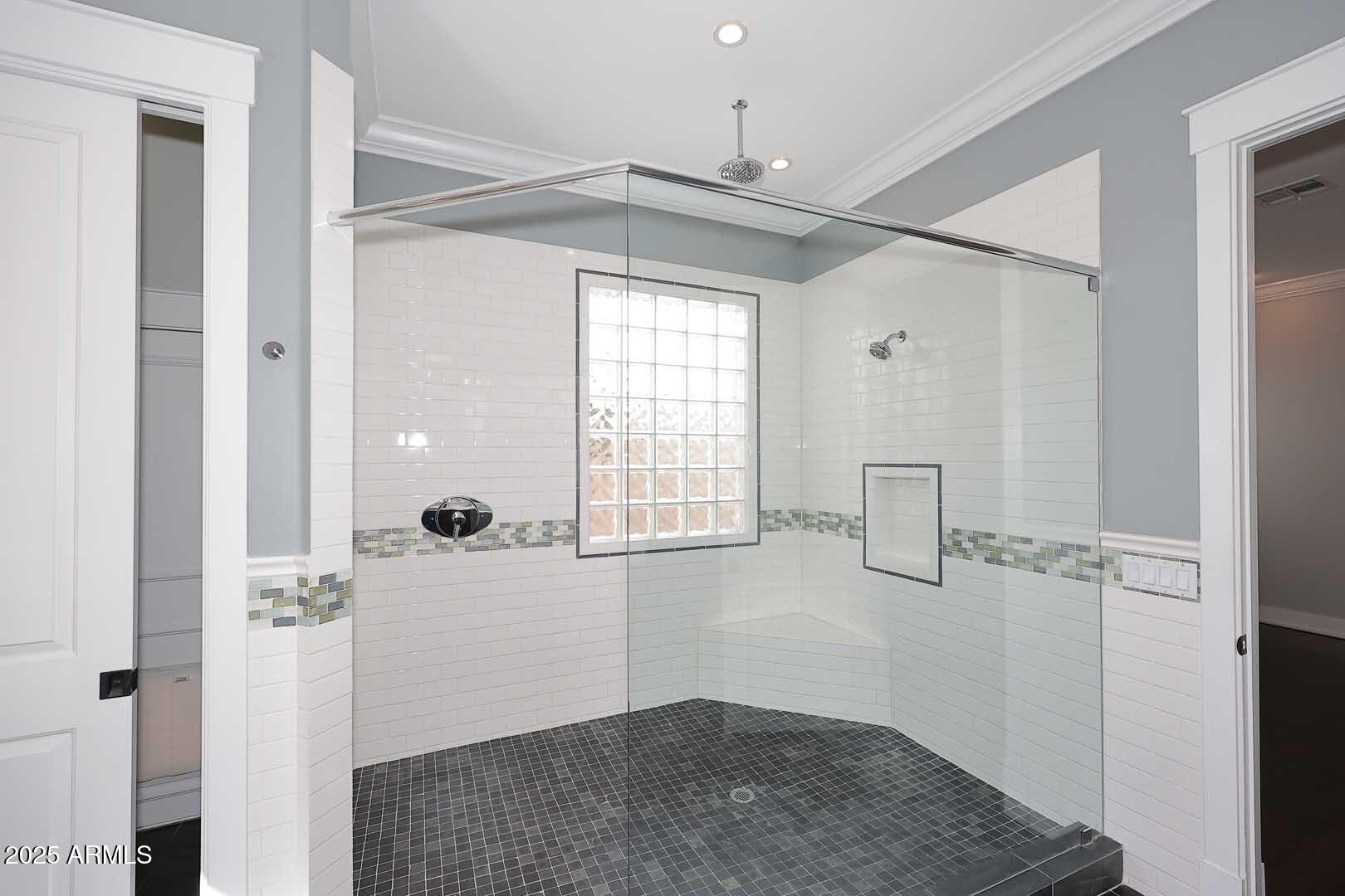 8822 N 85th Place