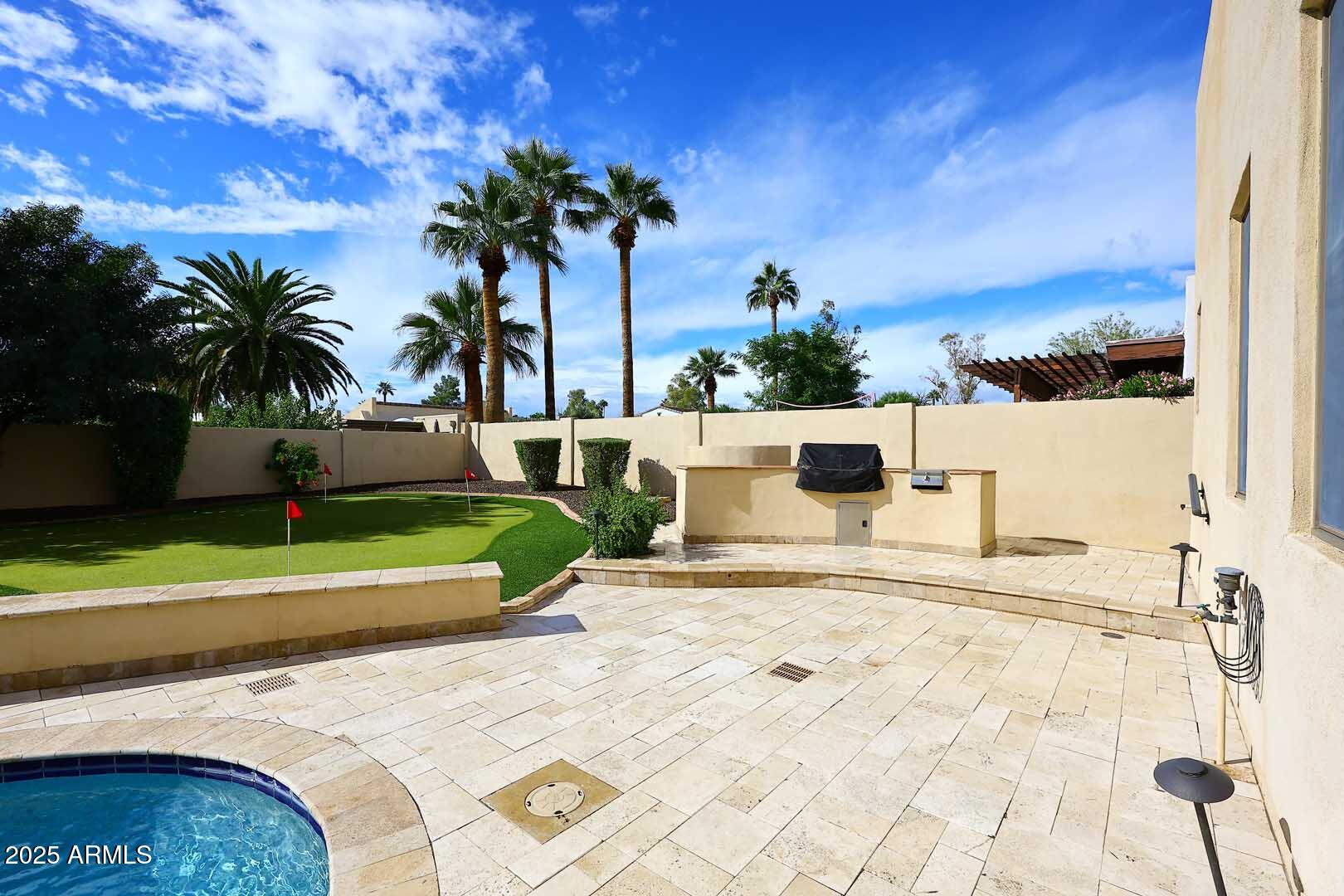 8822 N 85th Place