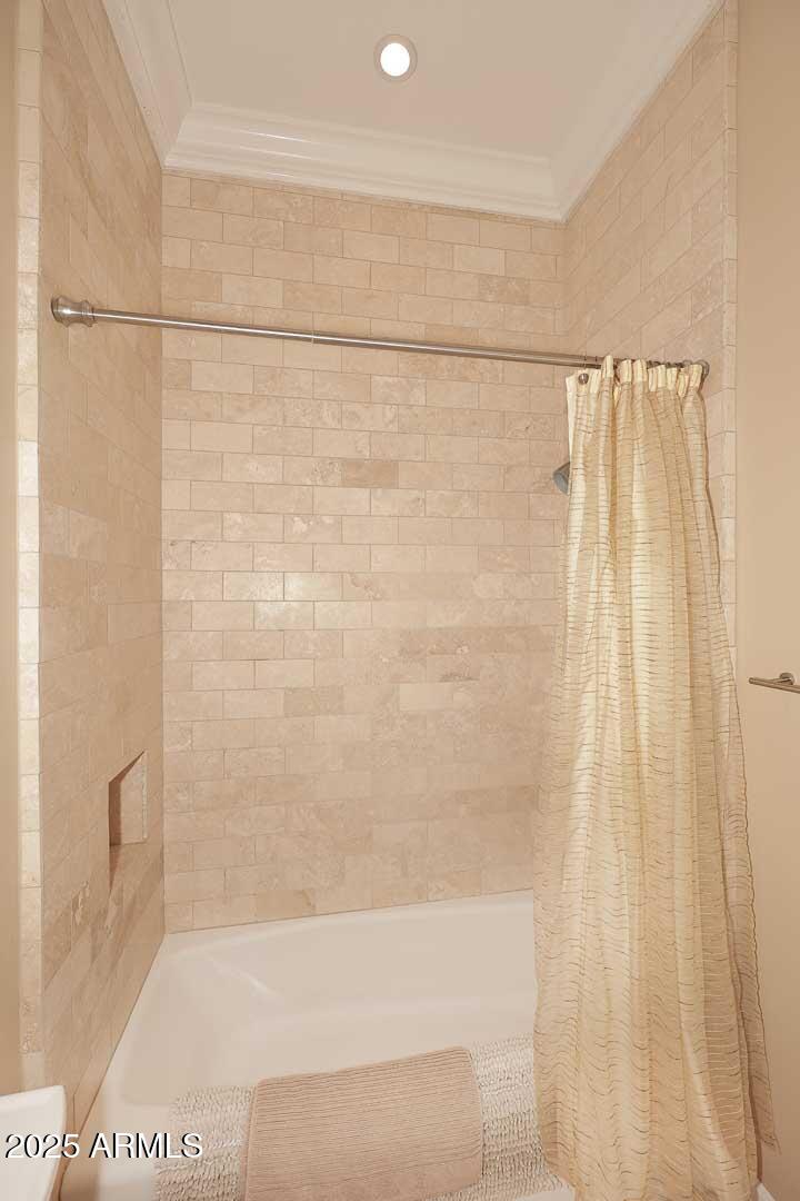 8822 N 85th Place