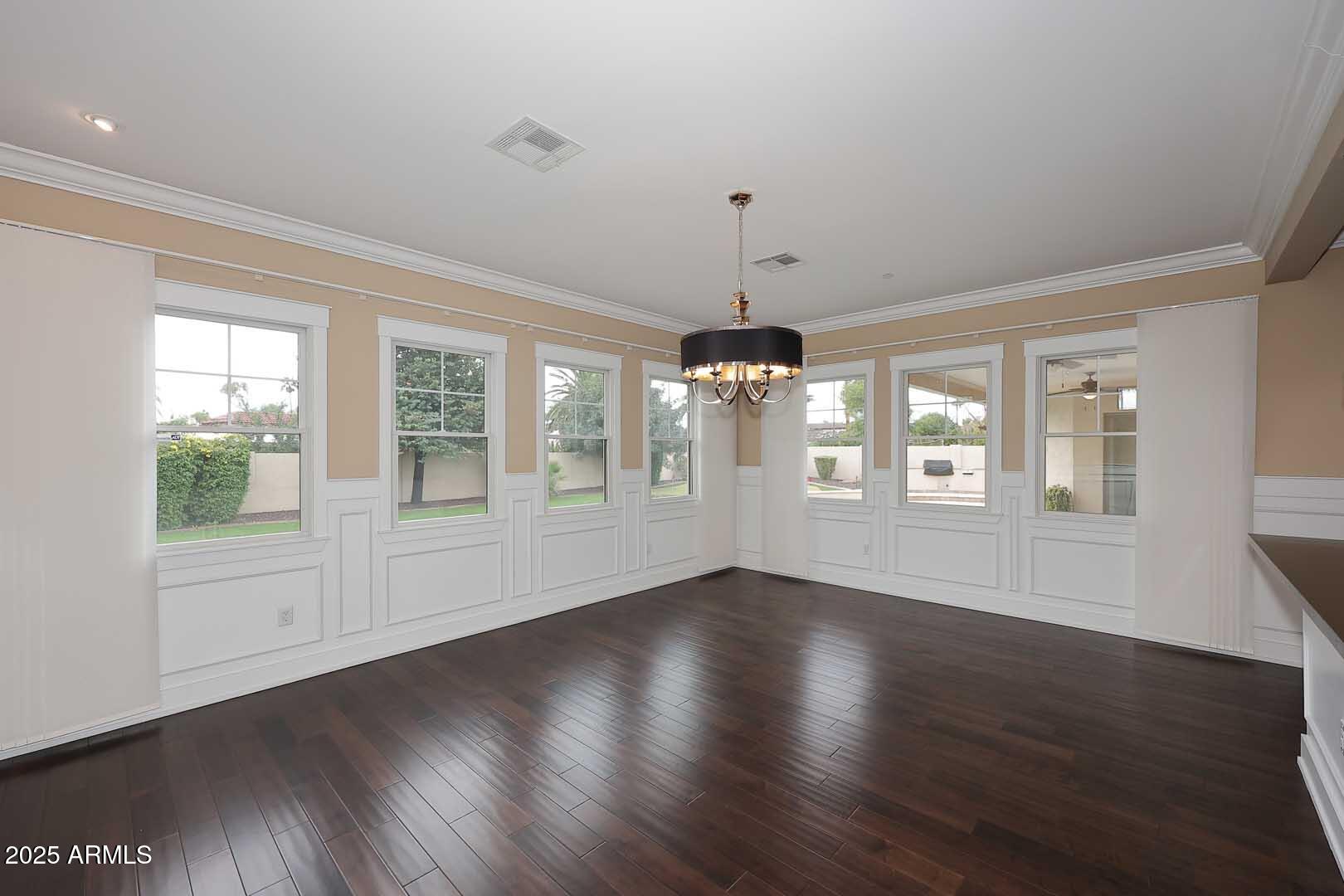 8822 N 85th Place