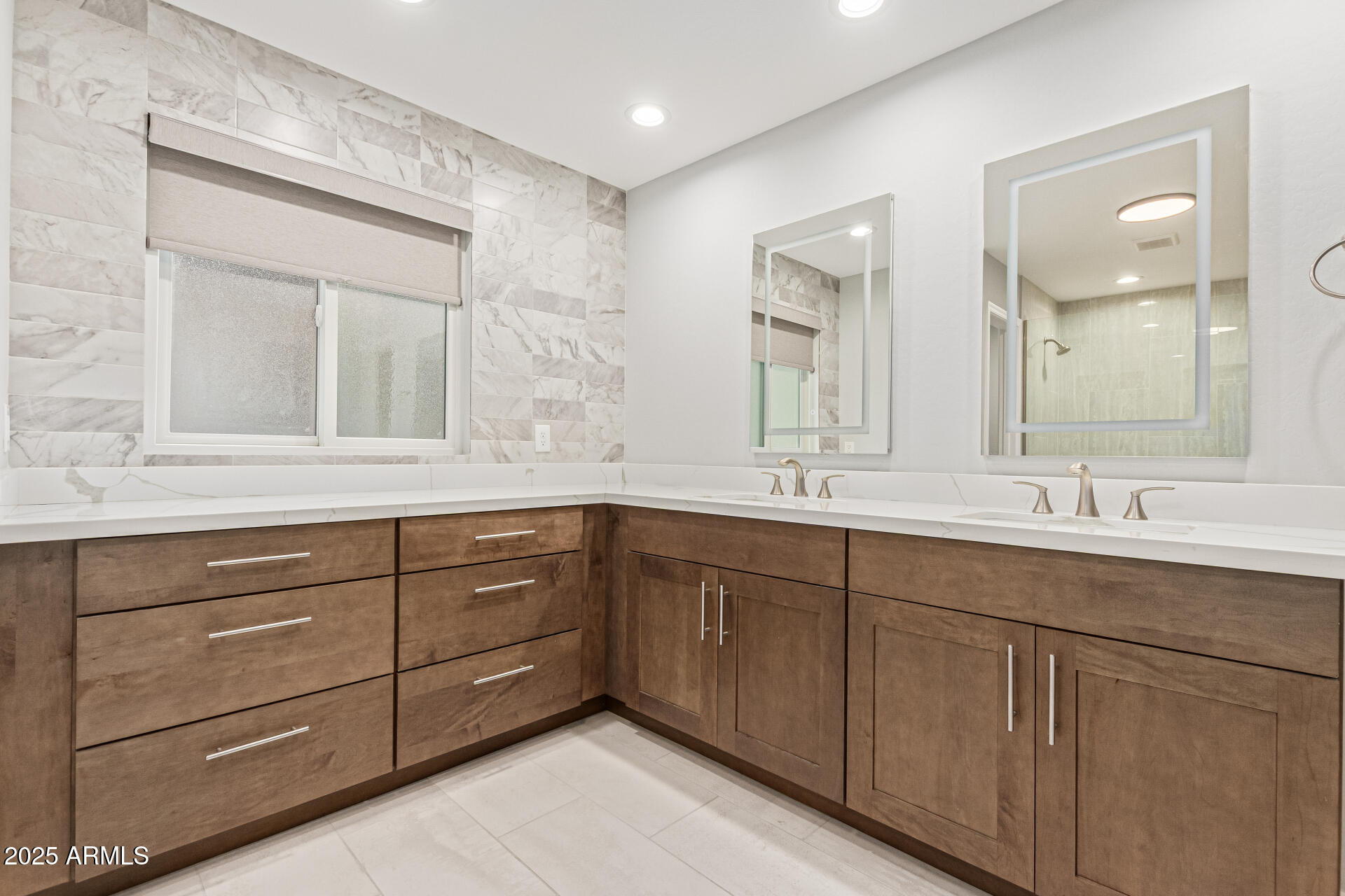 2818 E TEAKWOOD Place