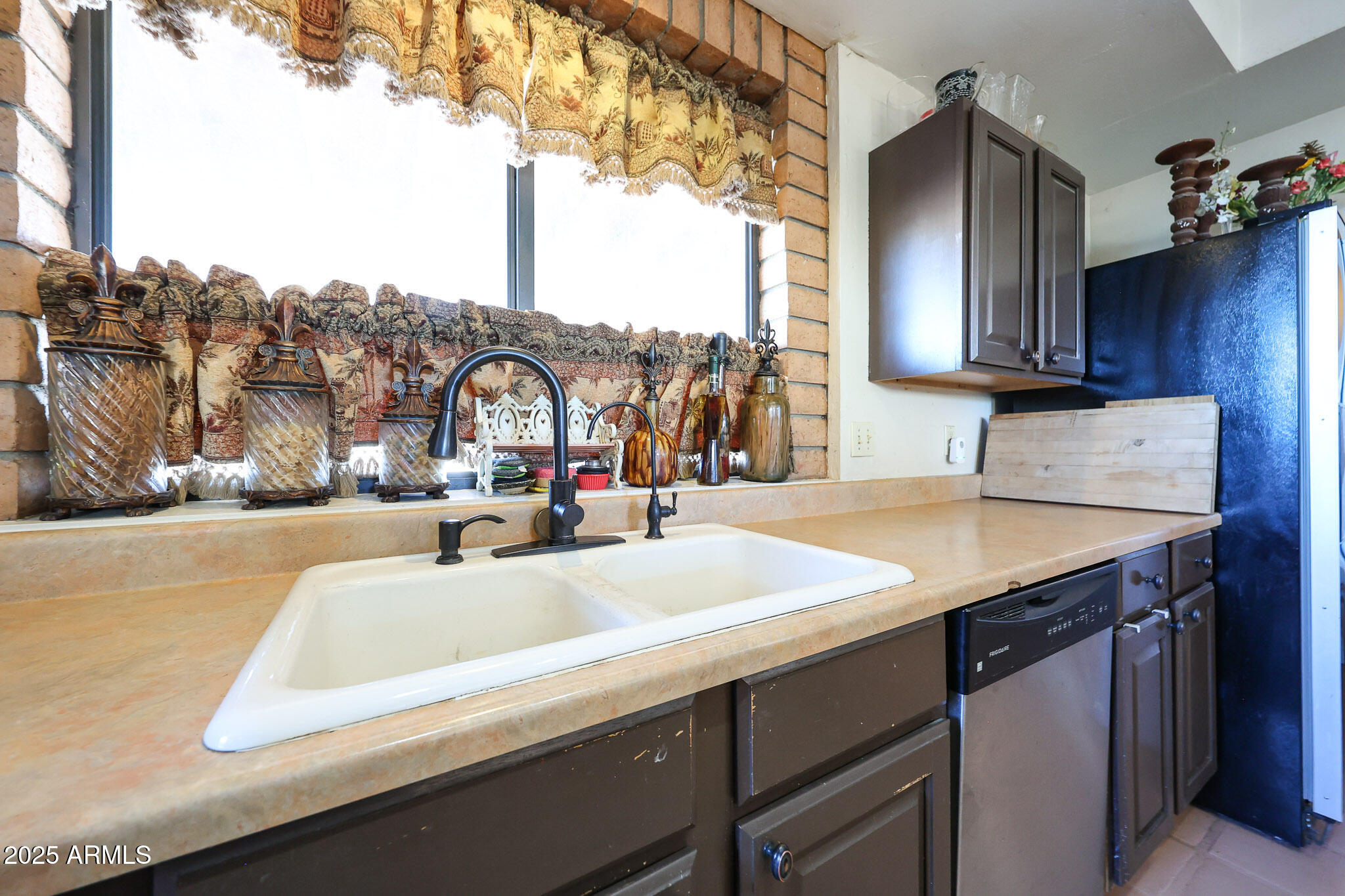 1732 W YEARLING Road