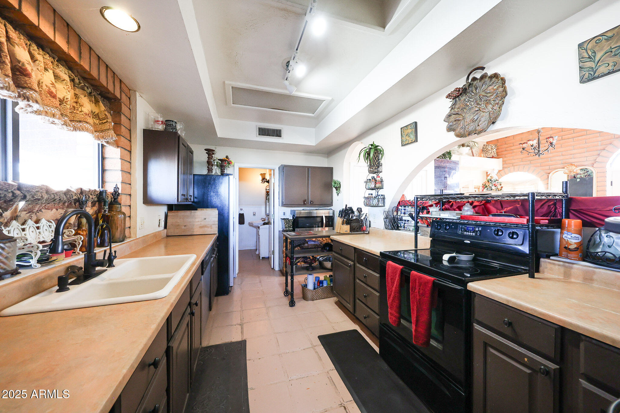 1732 W YEARLING Road