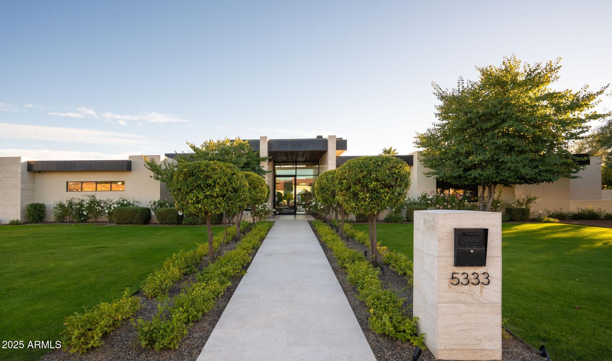 5333 E VIA LOS CABALLOS