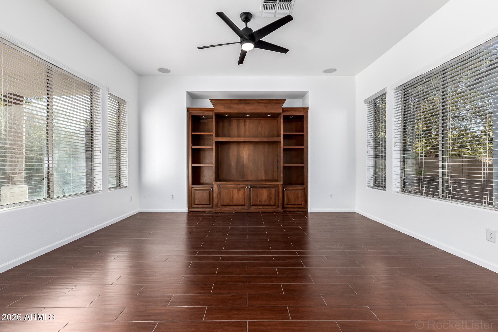 851 E DESERT INN Drive